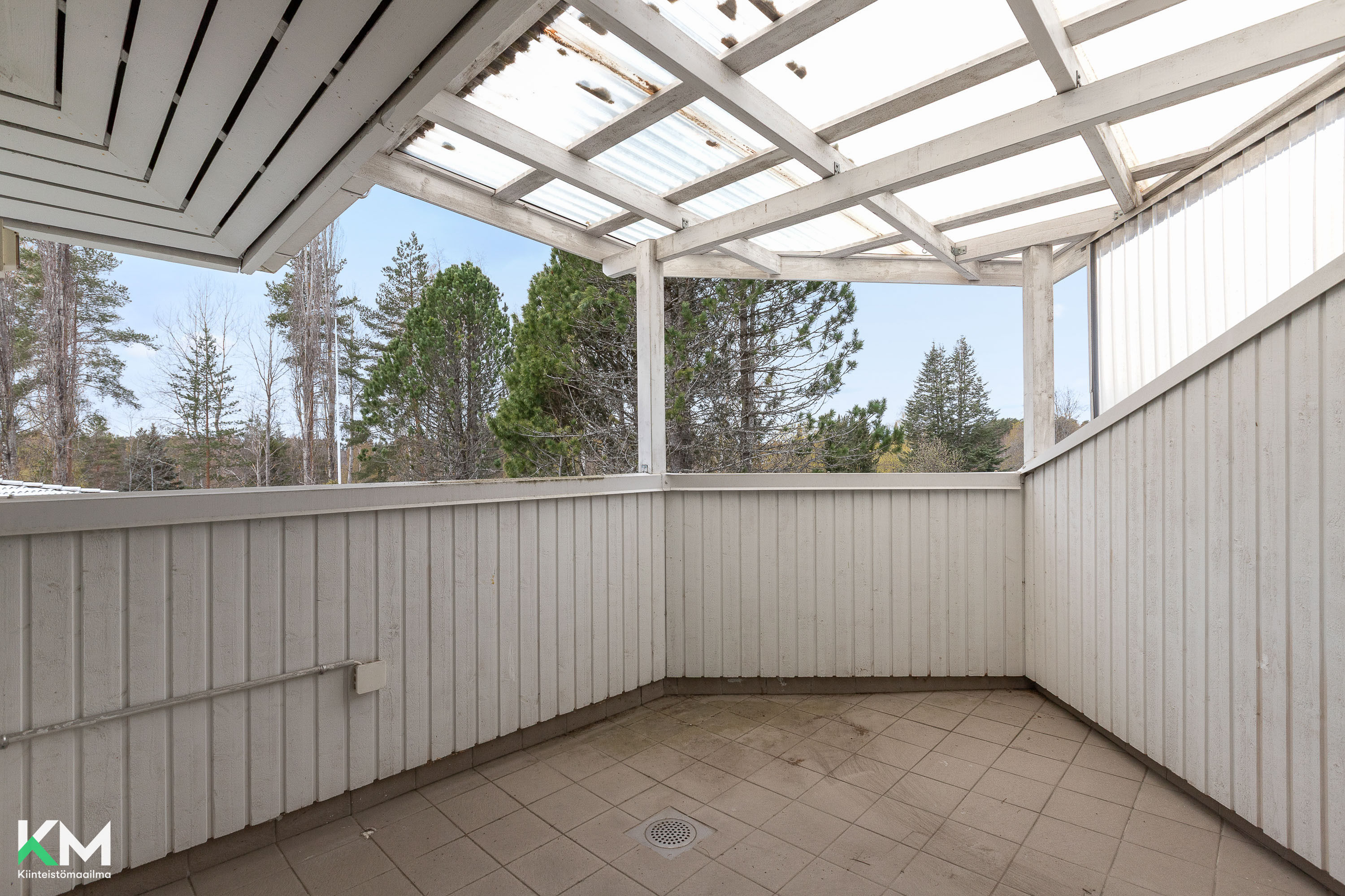Yläkerran makuuhuoneen parveke