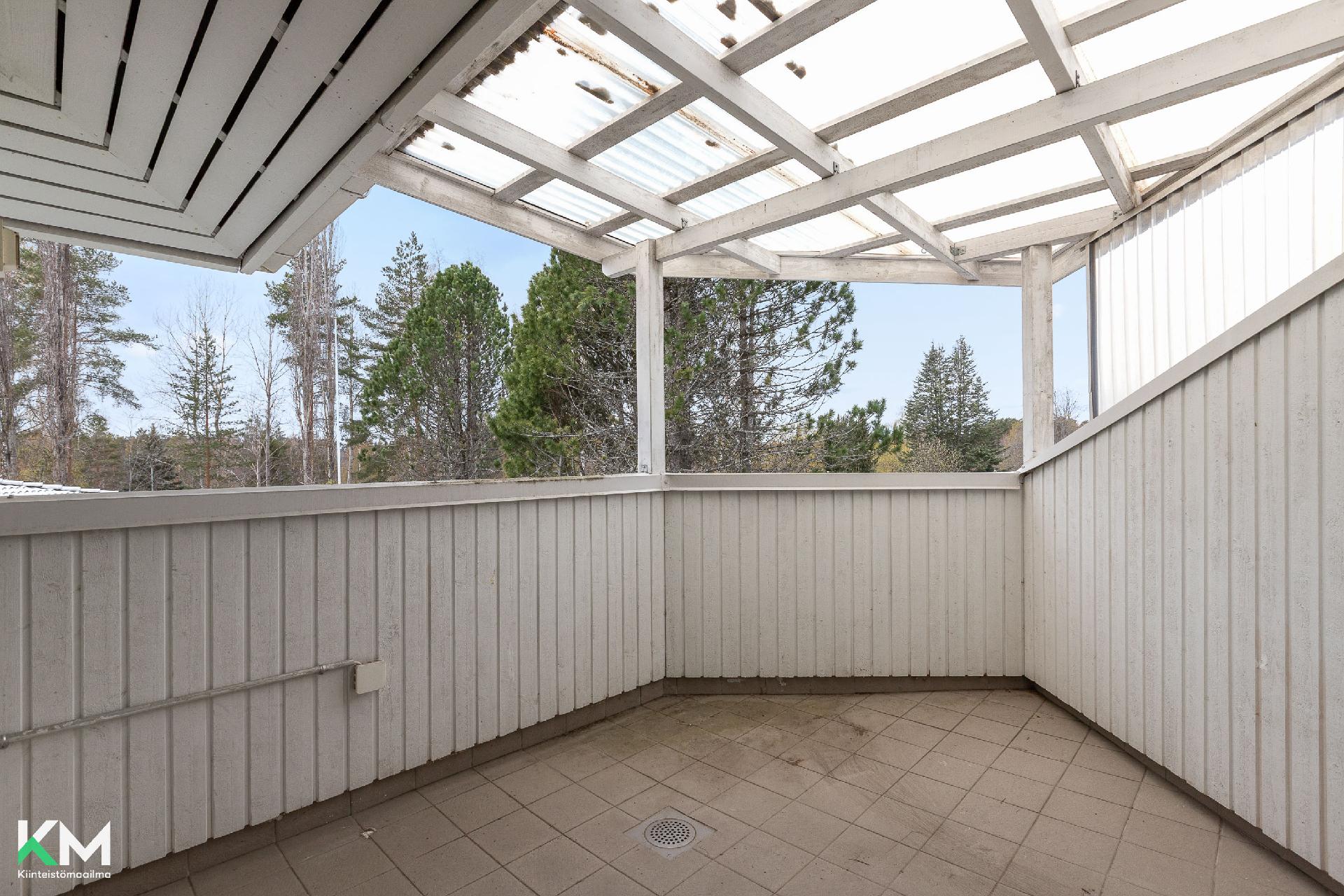 Yläkerran makuuhuoneen parveke