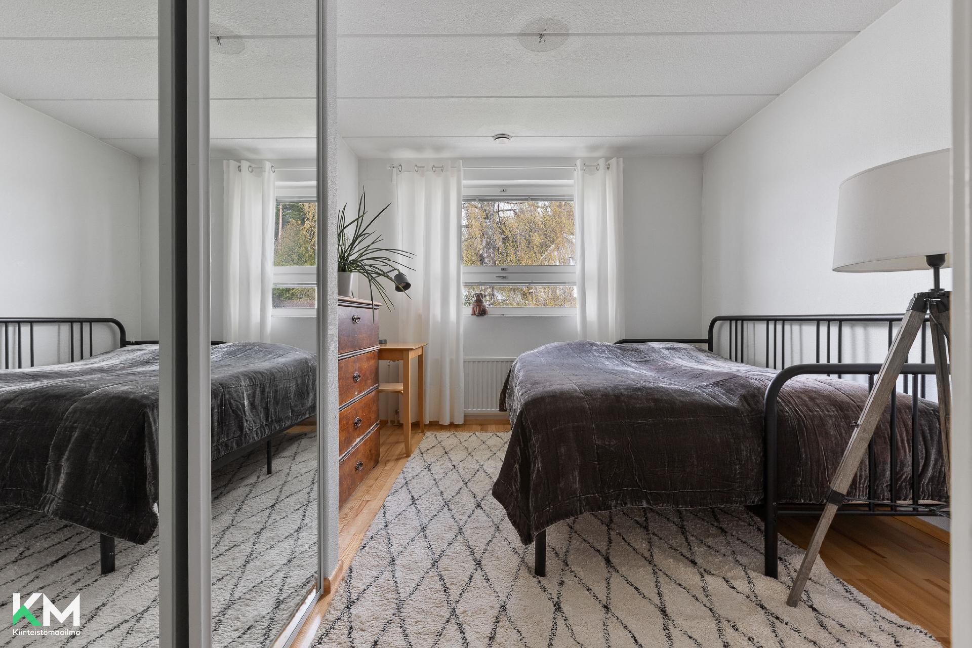 Alakerran makuuhuone ulko-oven vieressä