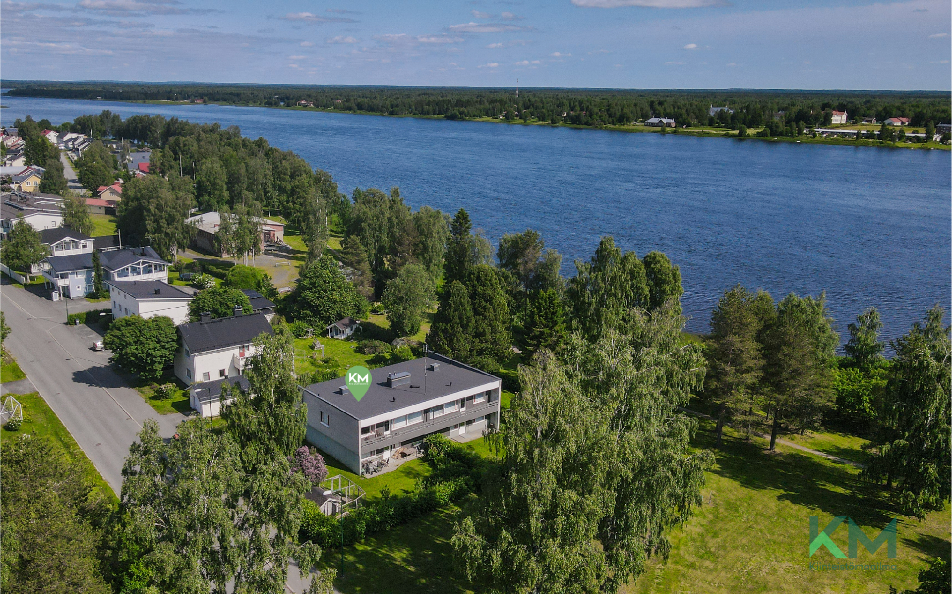 Myytävänä oleva paritalo koti sijoittuu rakennuksen vasemmalle puoliskolle.
