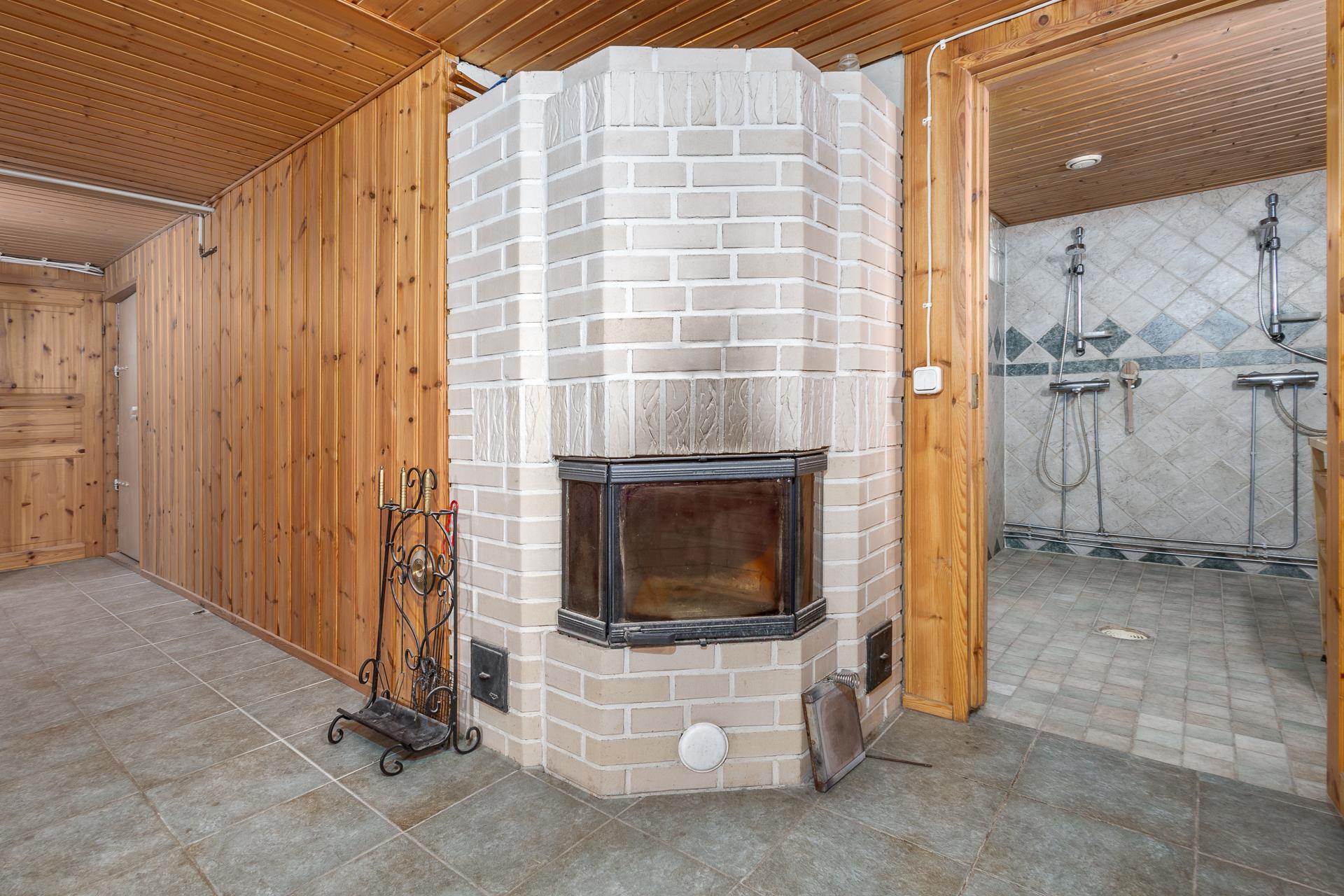 Takkahuone ja kylpyhuone