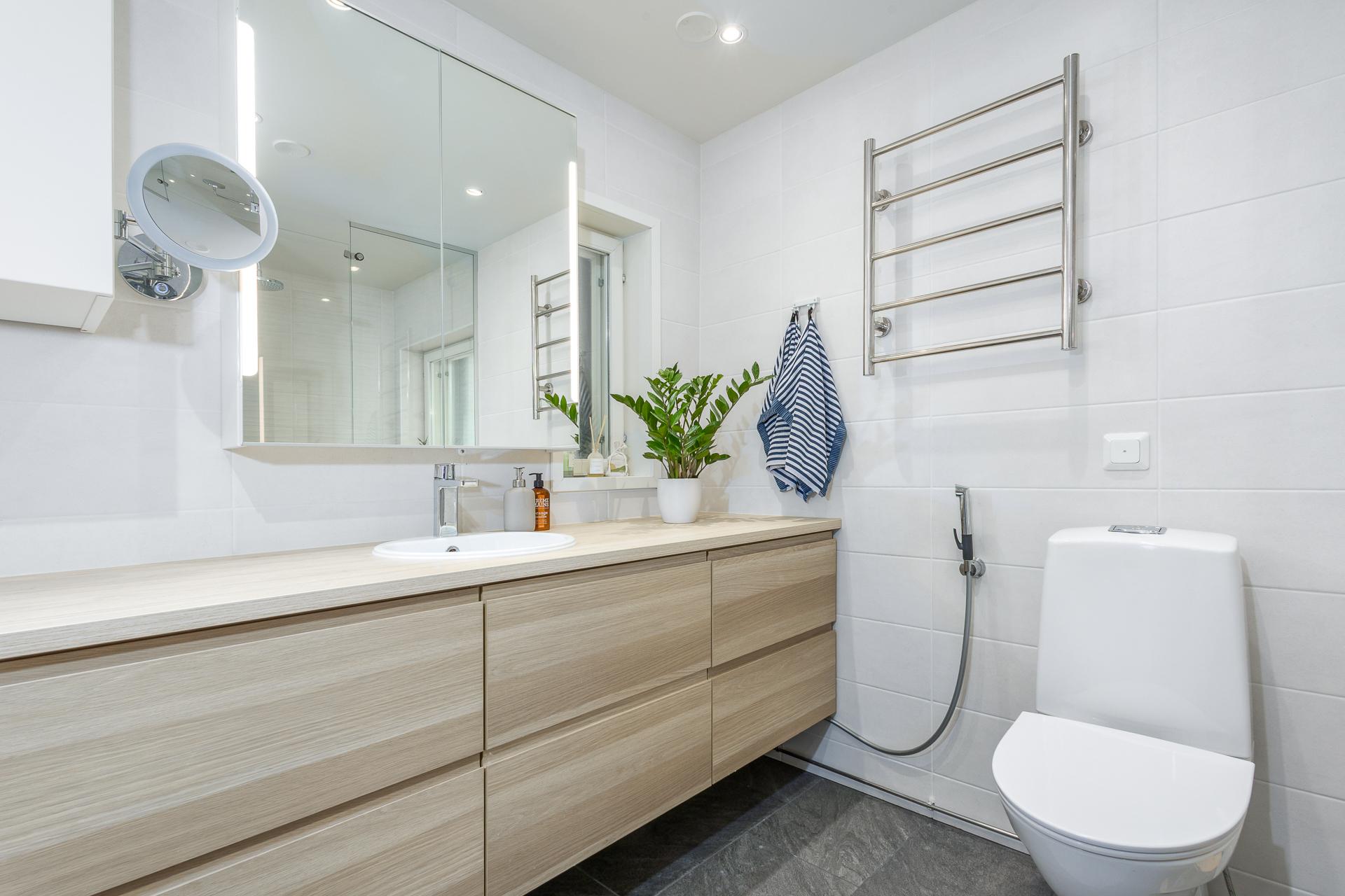 Asuinkerroksen kylpyhuone