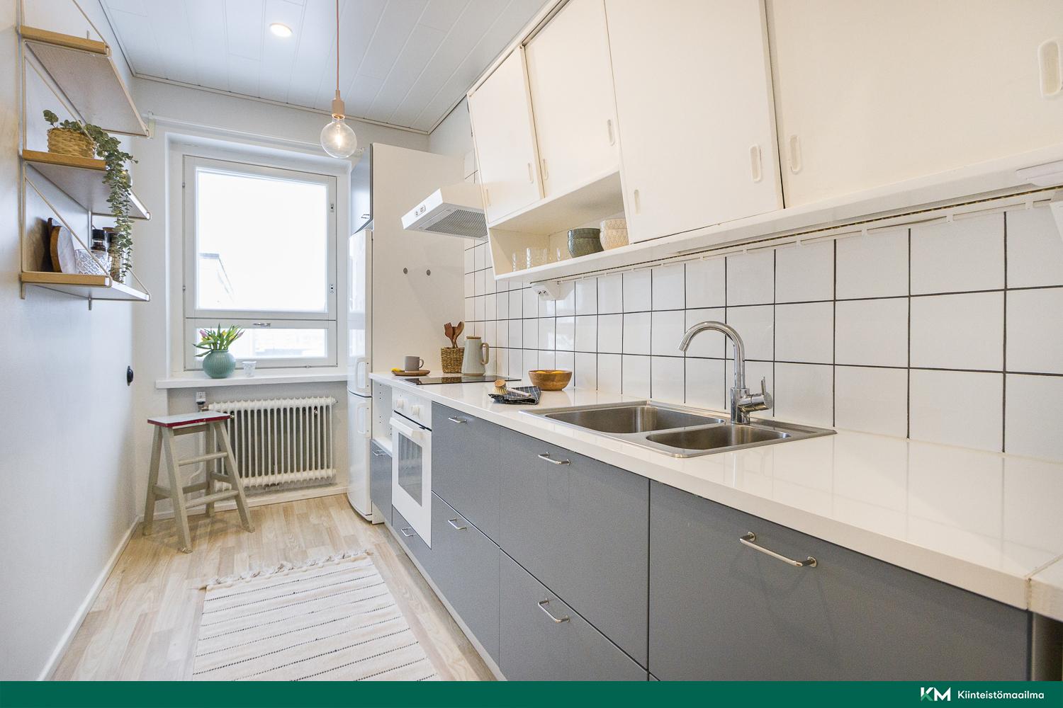 Keittiössä hyvin kaappi-ja laskutilaa