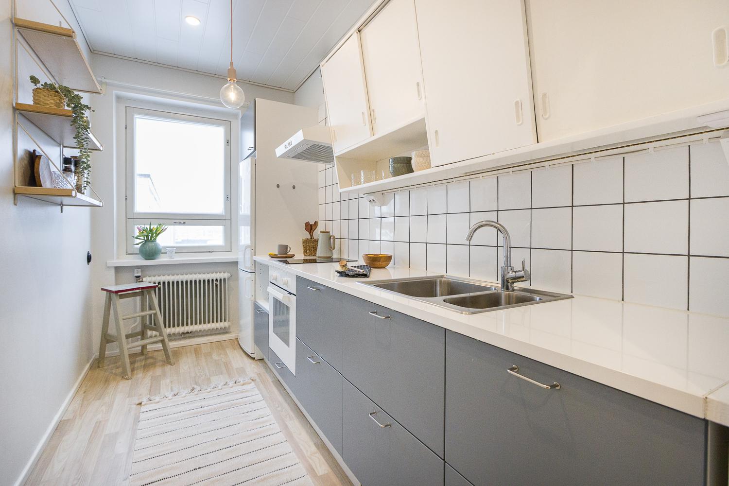 Keittiössä hyvin kaappi-ja laskutilaa