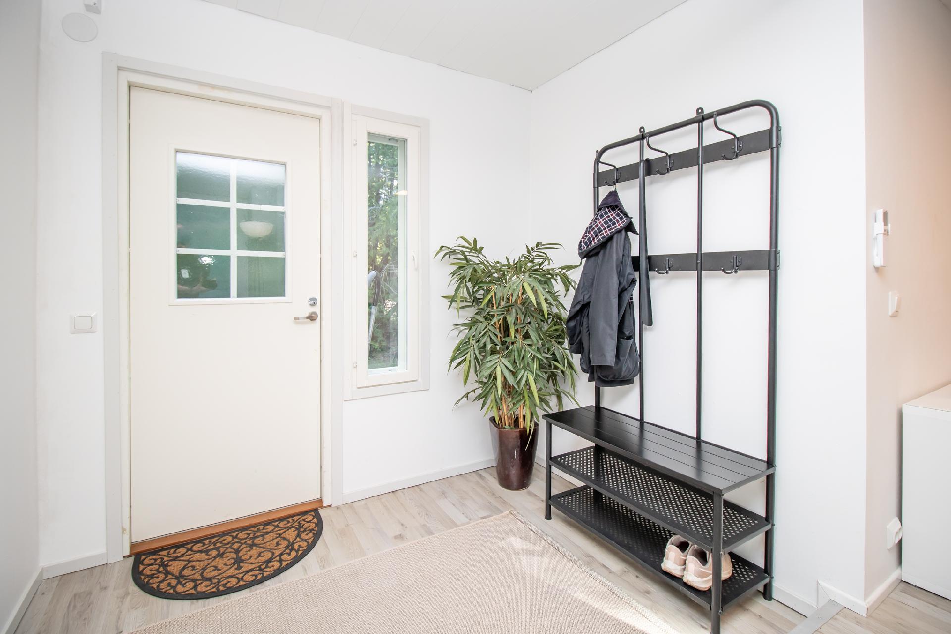 alakerran eteinen/sisääntulo