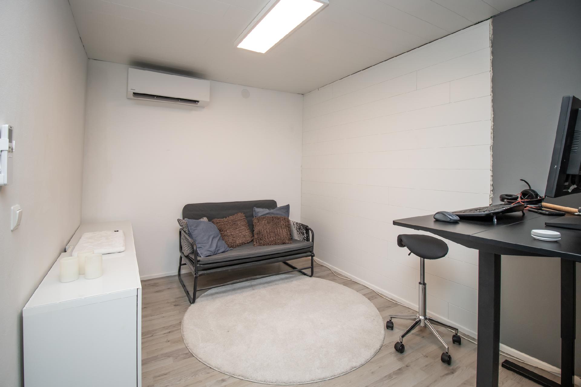 alakerran huone/työtila