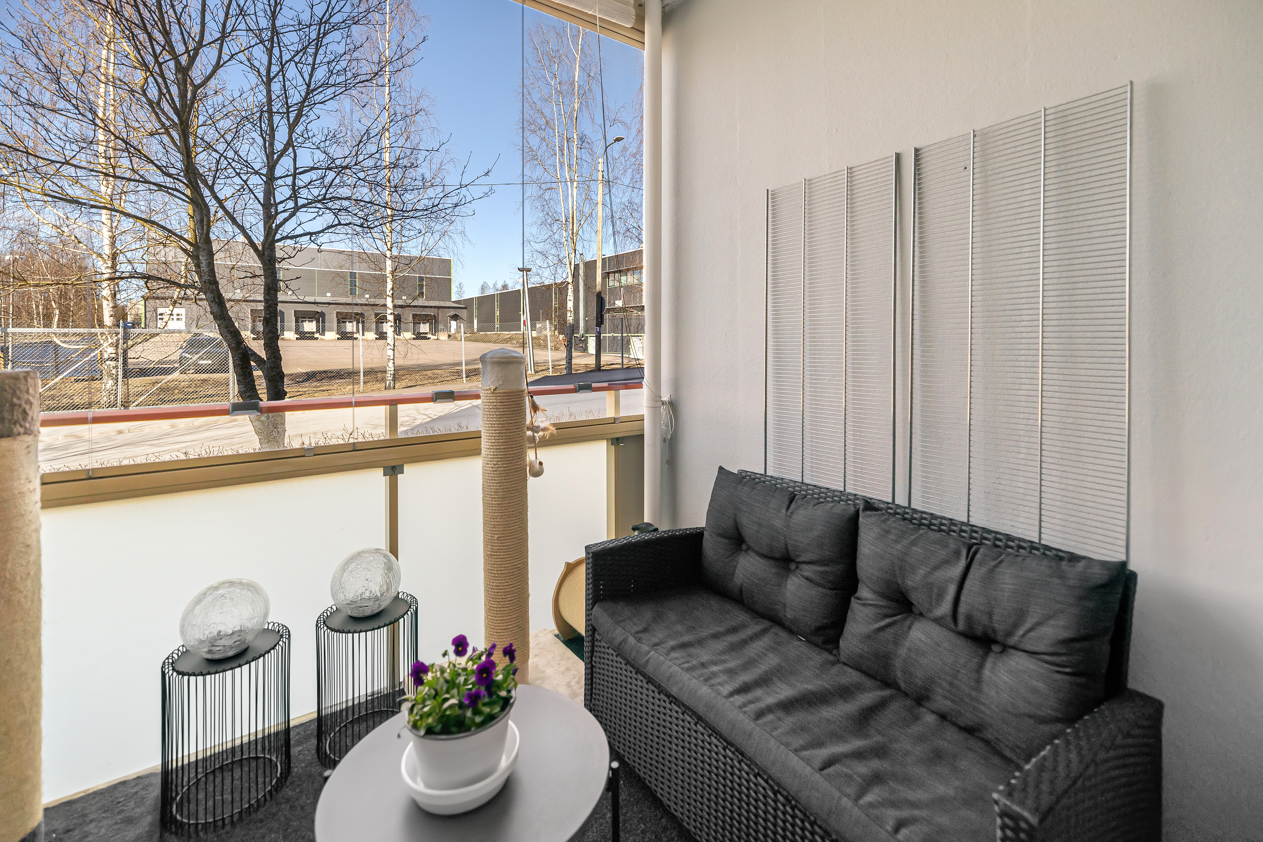 Makuuhuoneesta on käynti lasitetulle parvekkeelle