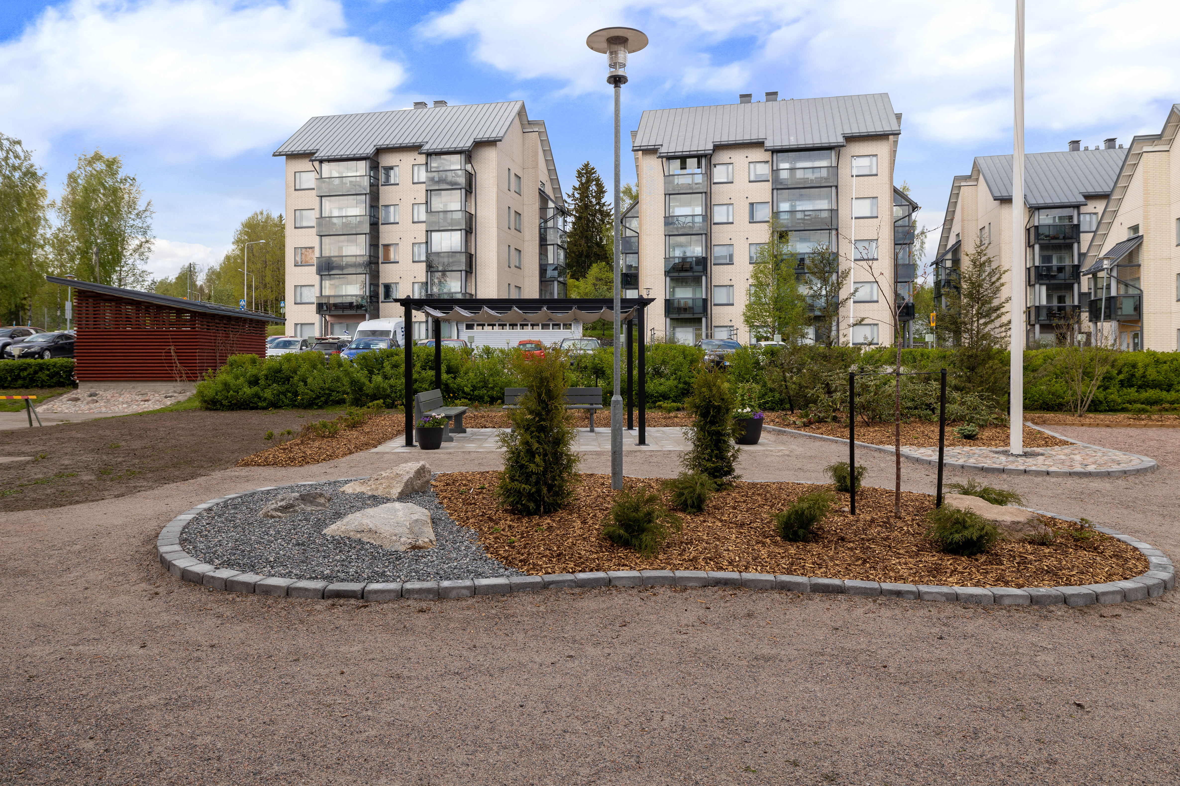 Yhtiön viihtyisä sisäpiha