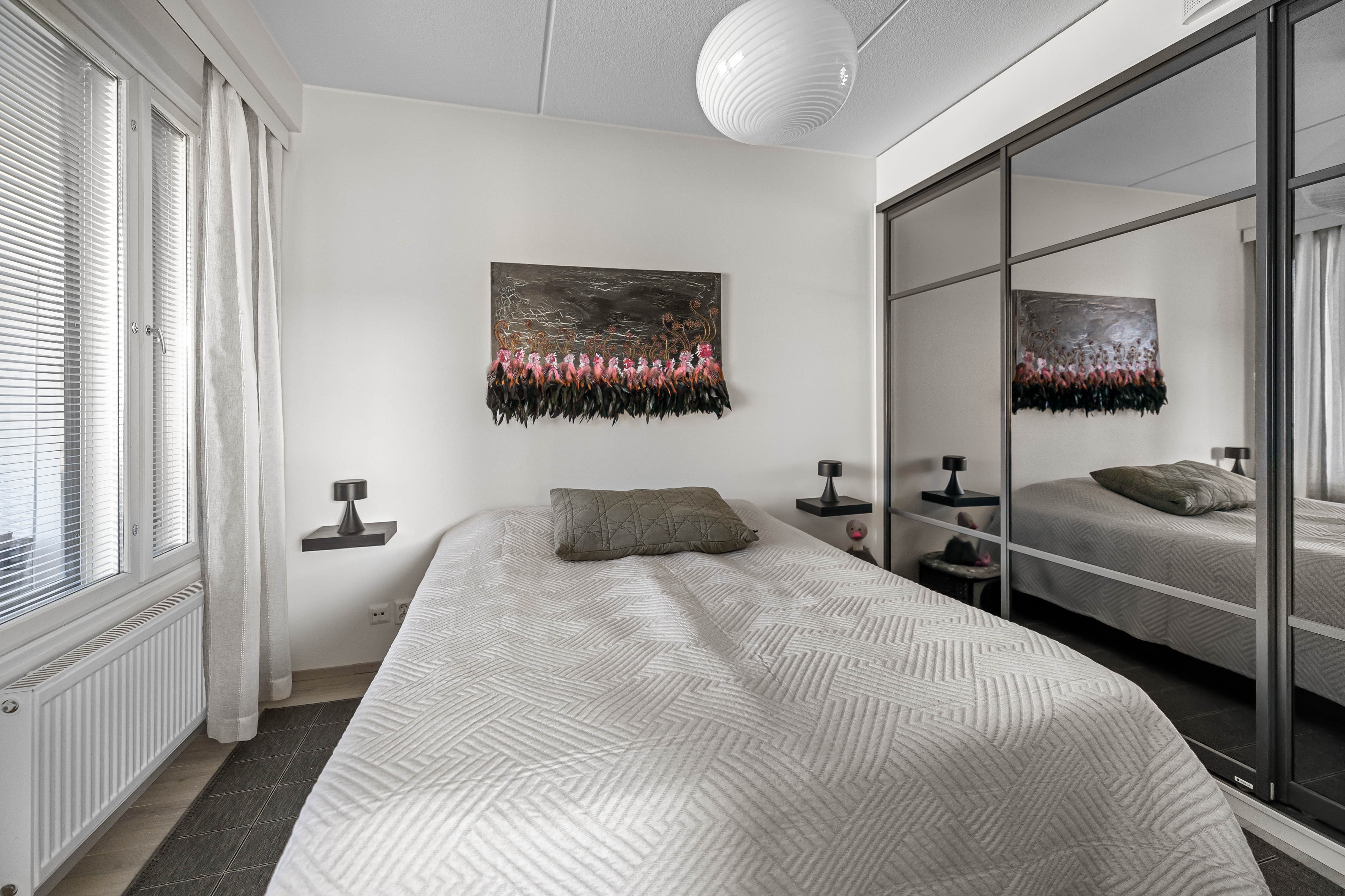 Makuuhuoneessa on liukuovikaapistot