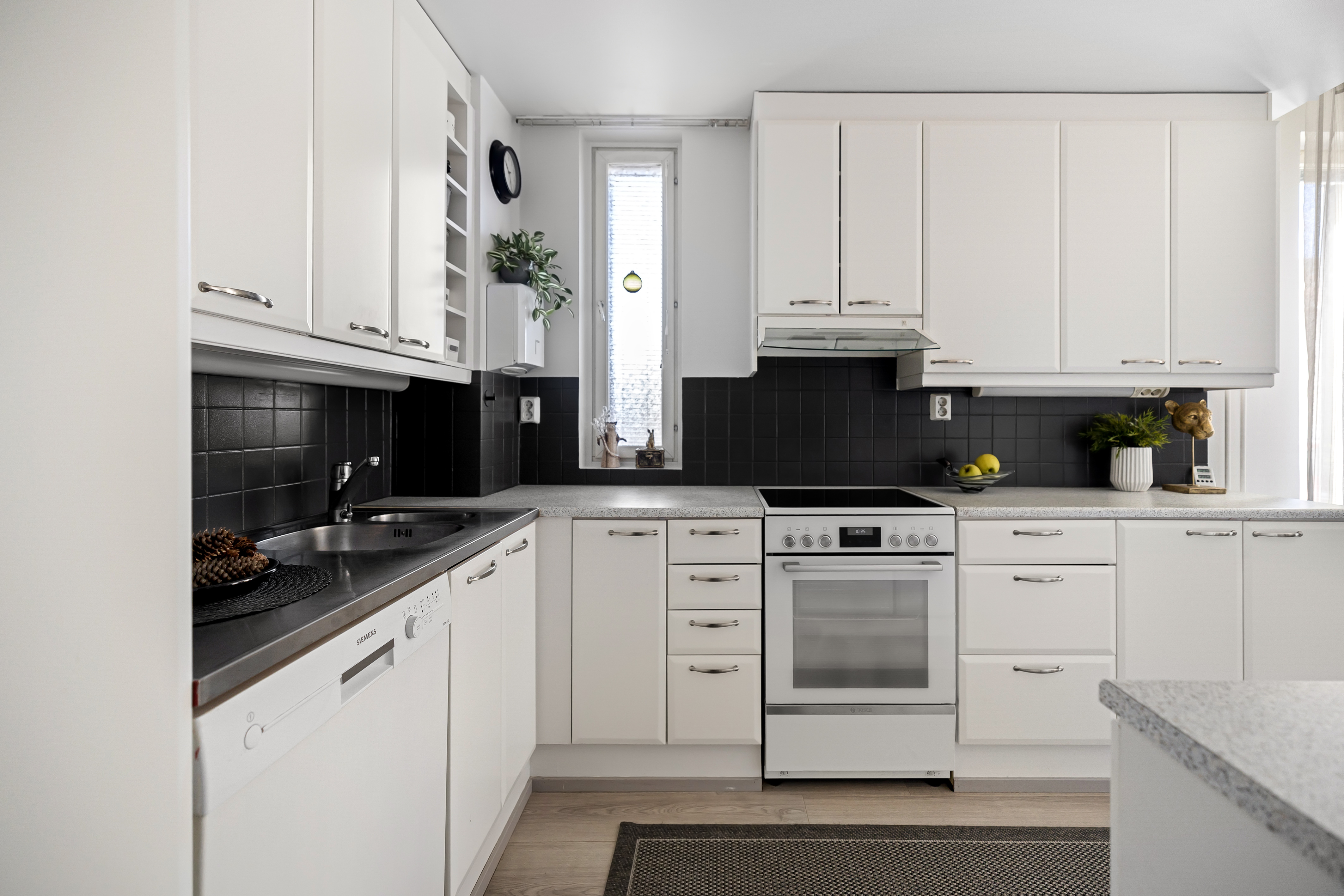 Keittiössä on hyvin säilytystilaa