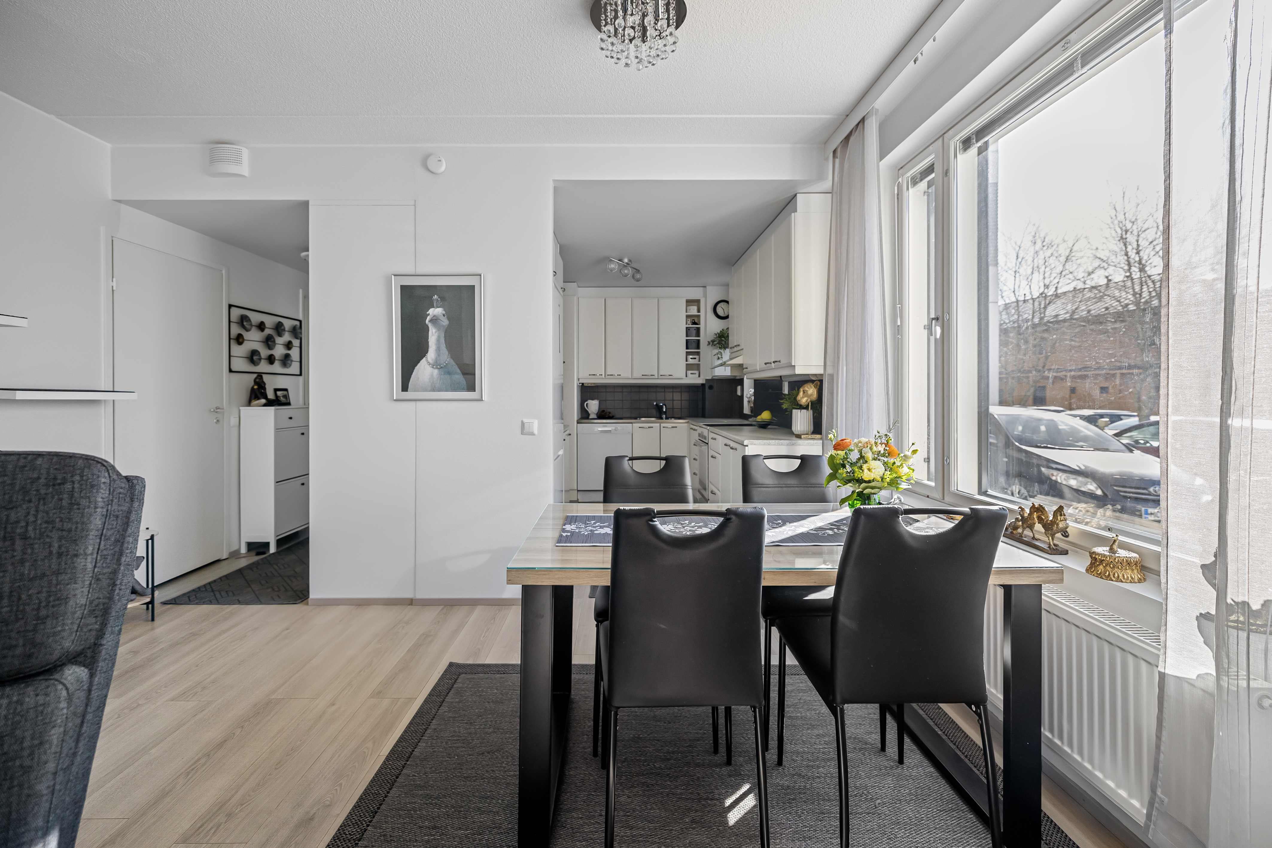 Olohuone, keittiö ja ruokailutila ovat kaikki yhtenäistä tilaa