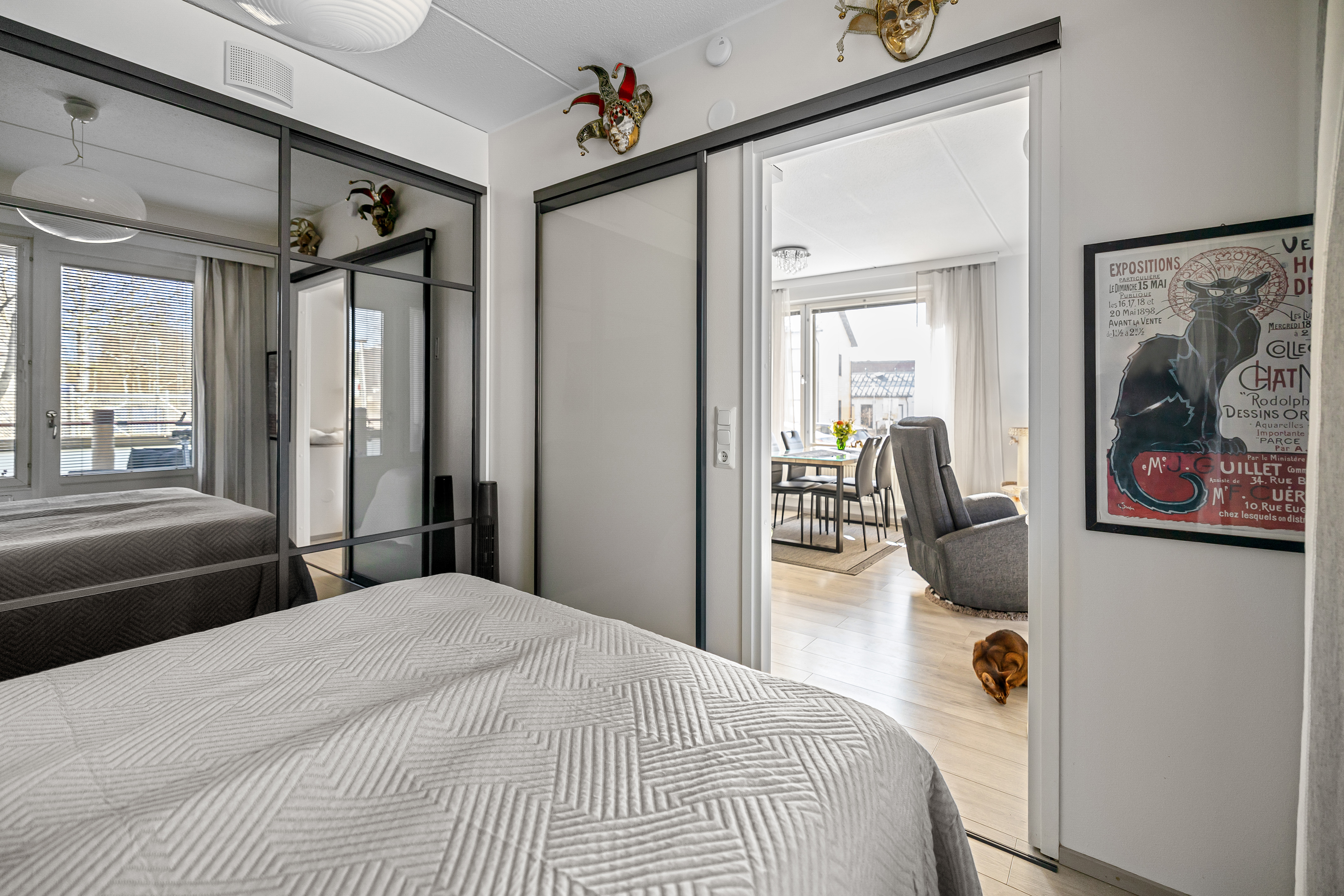 Makuuhuoneen ovi on muutettu käytännölliseksi liukuoveksi