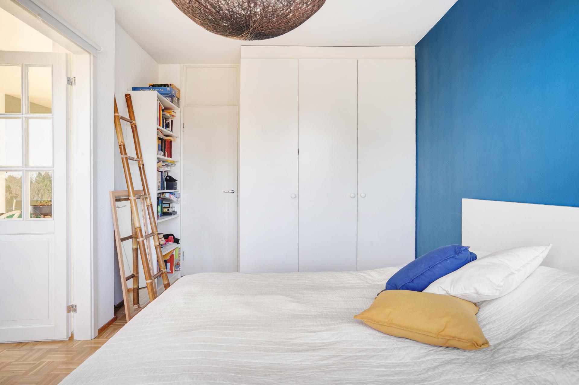 Makuuhuoneessa kaapisto ja vaatehuone.