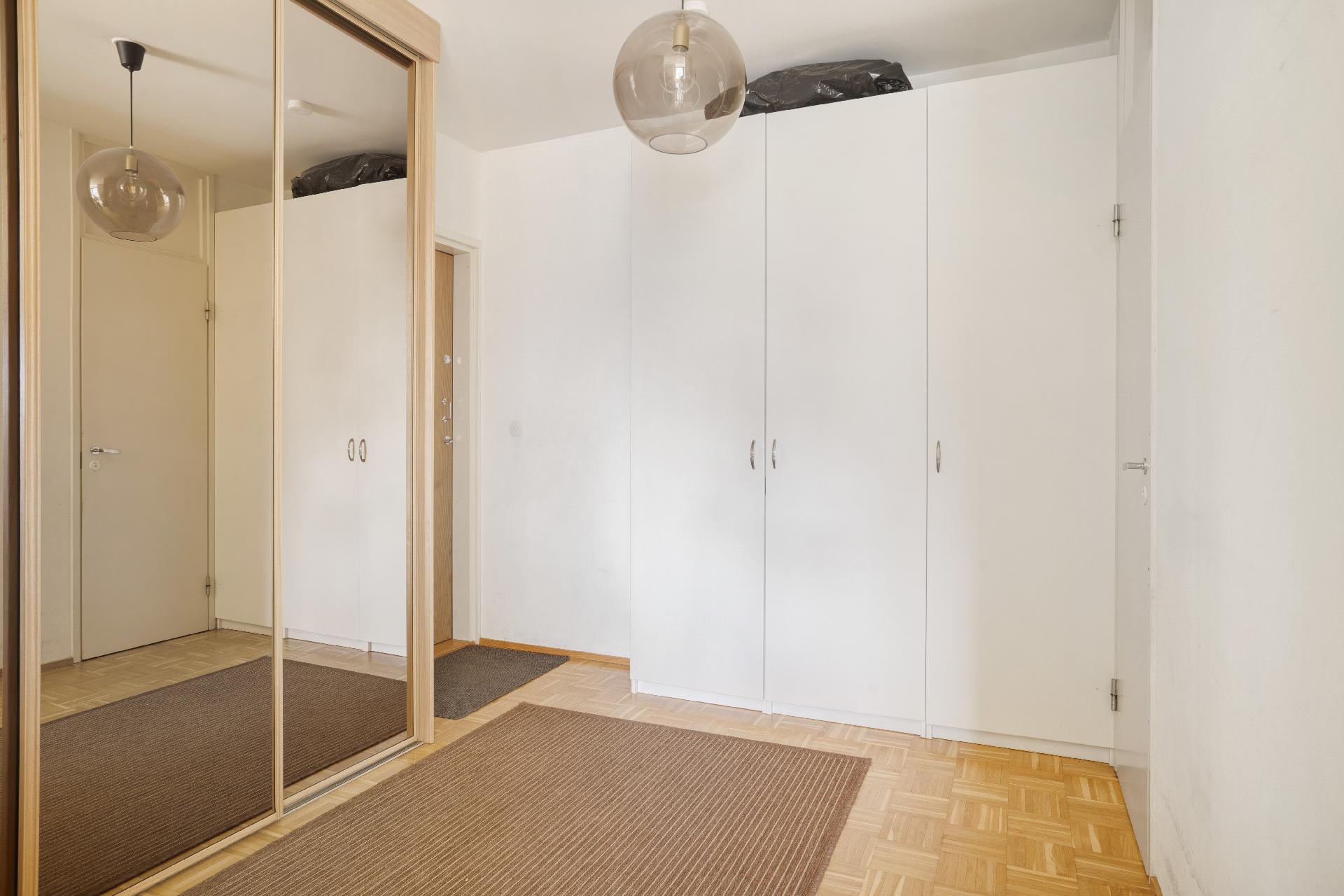 Eteisessä runsaasti säilytystilaa.