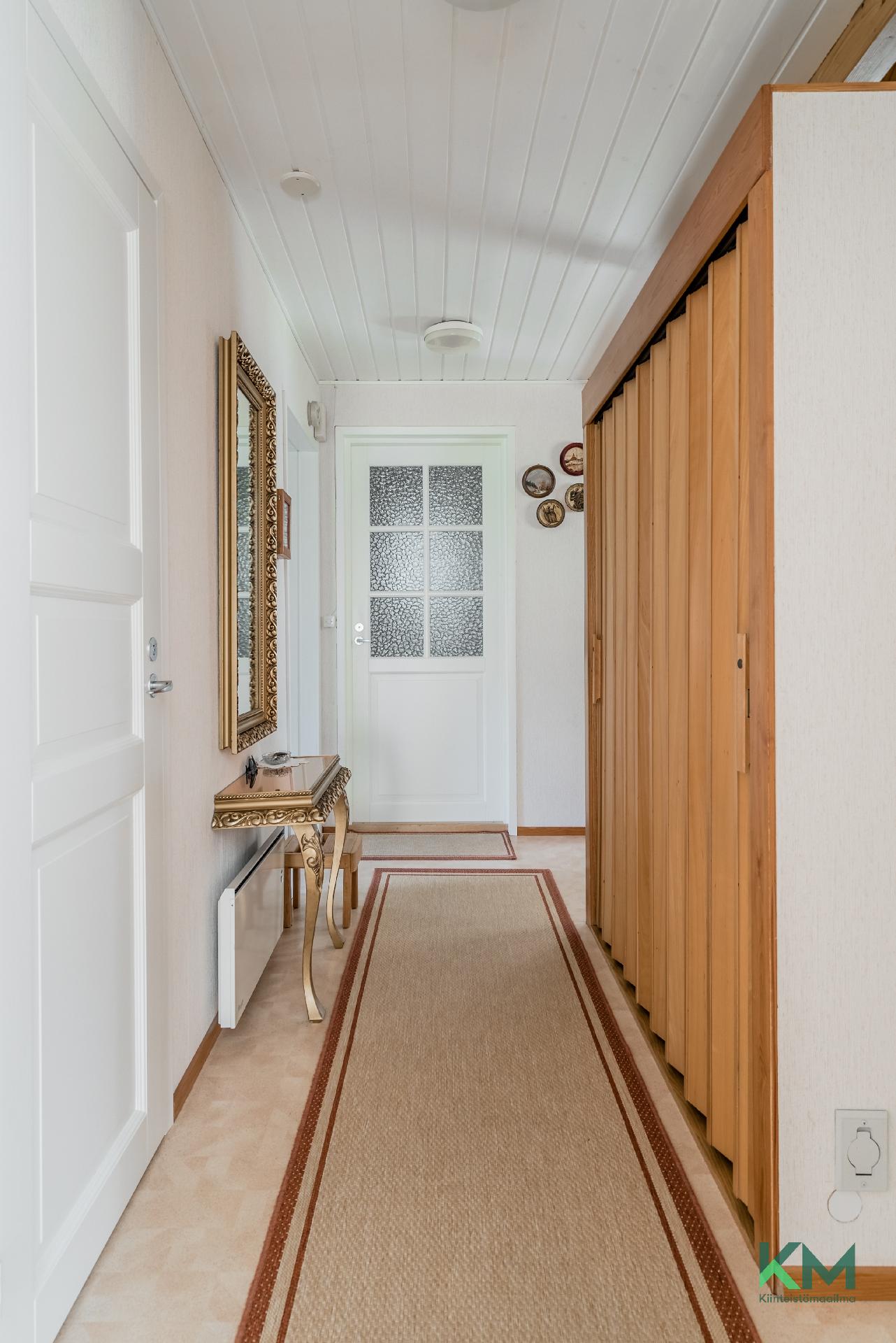 eteinen runsailla kaapistoilla