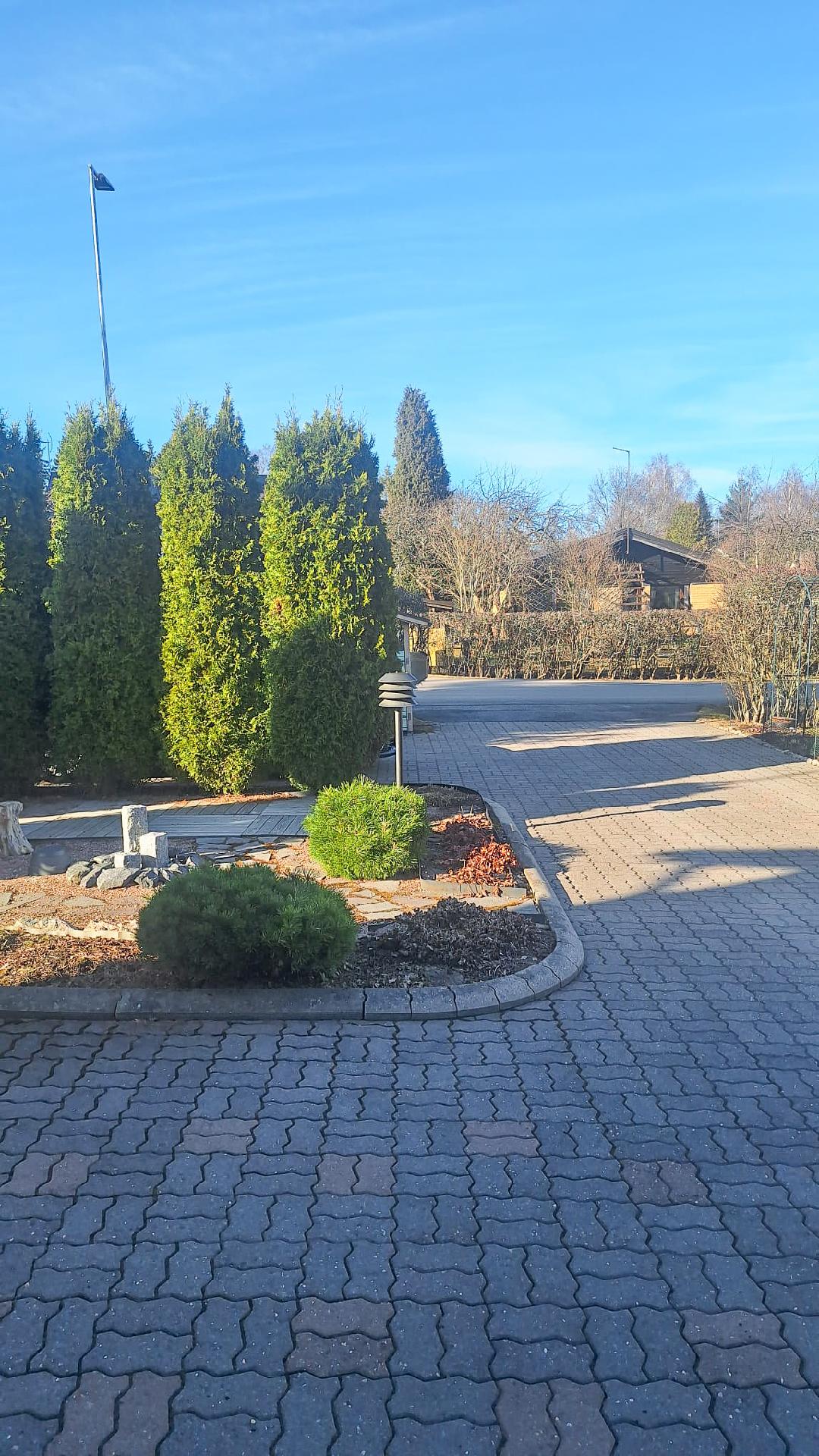 Talolta kadulle päin