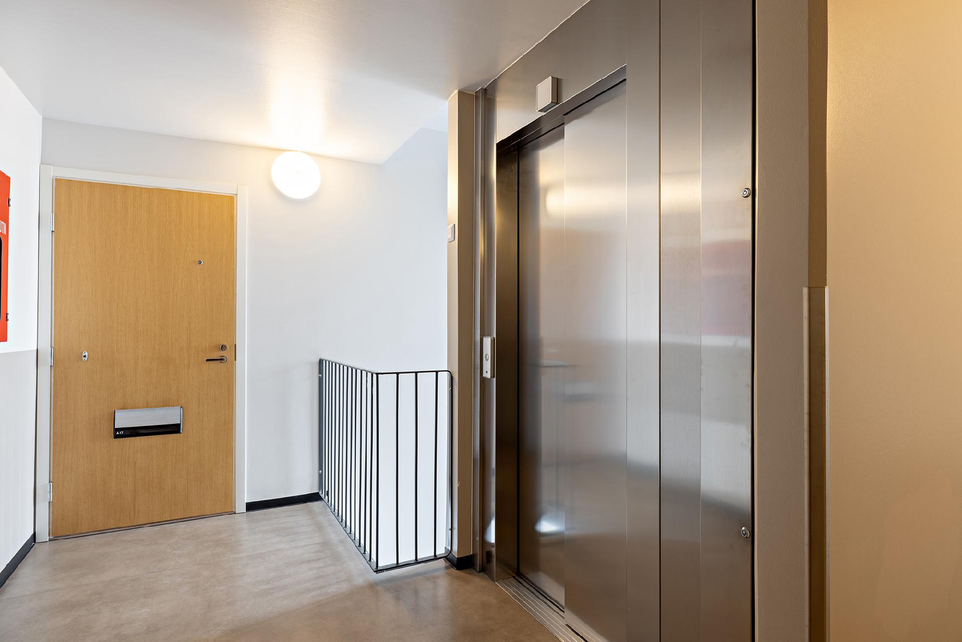 Hissillä suoraan parkkihallista ovelle