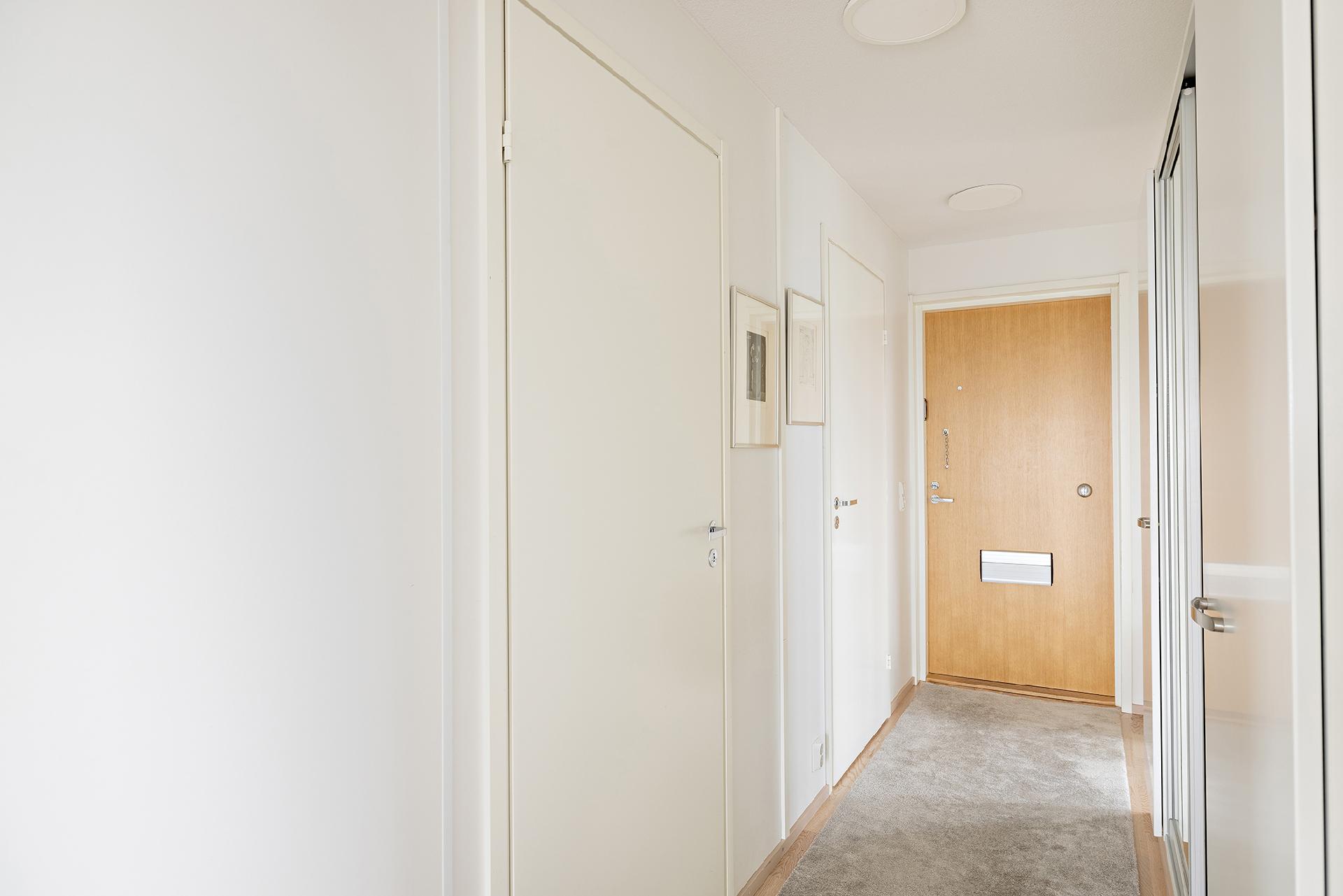 käytävällä kaksi wc:tä