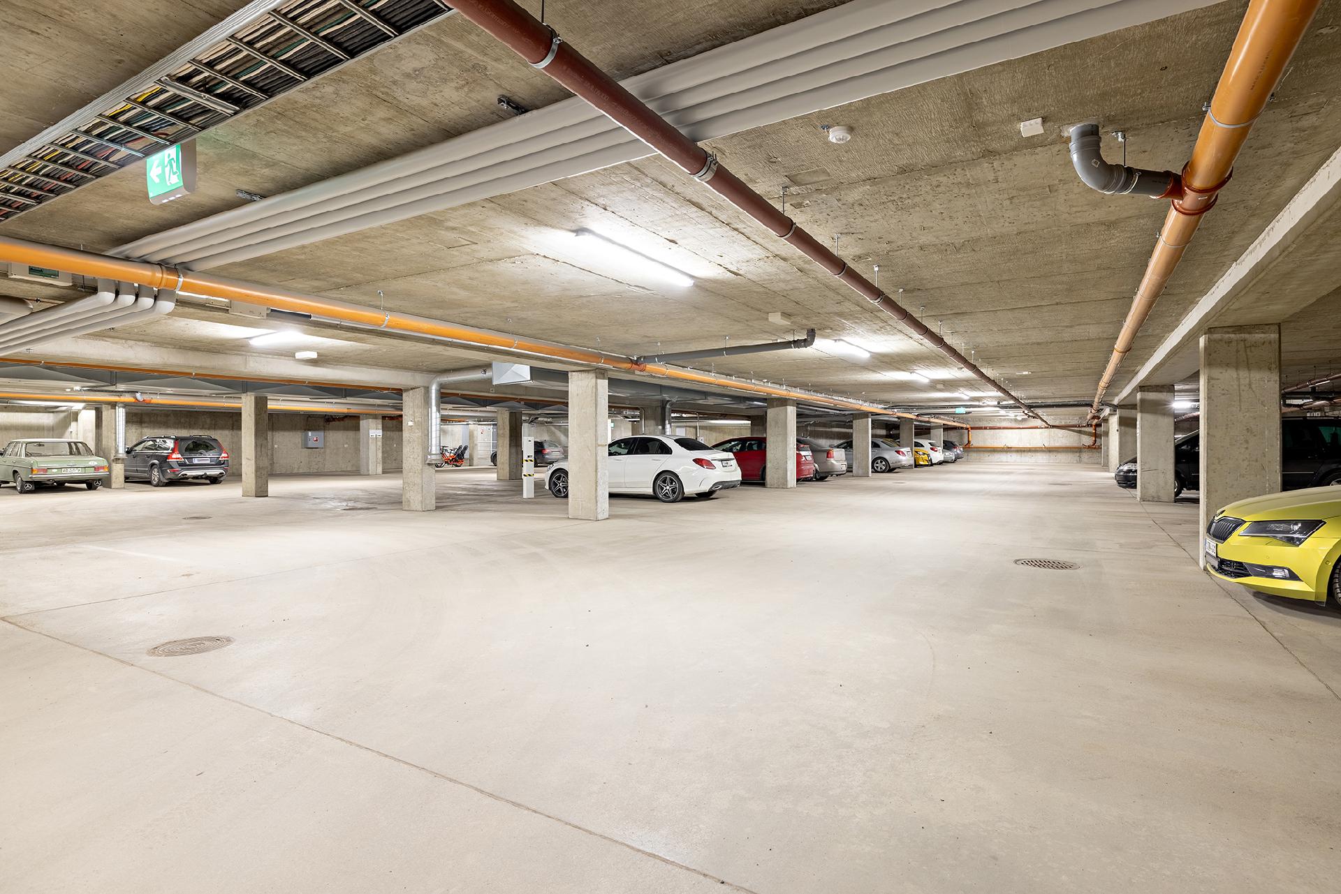 2 autohallipaikkaa myynnissä omina osakkeinaan