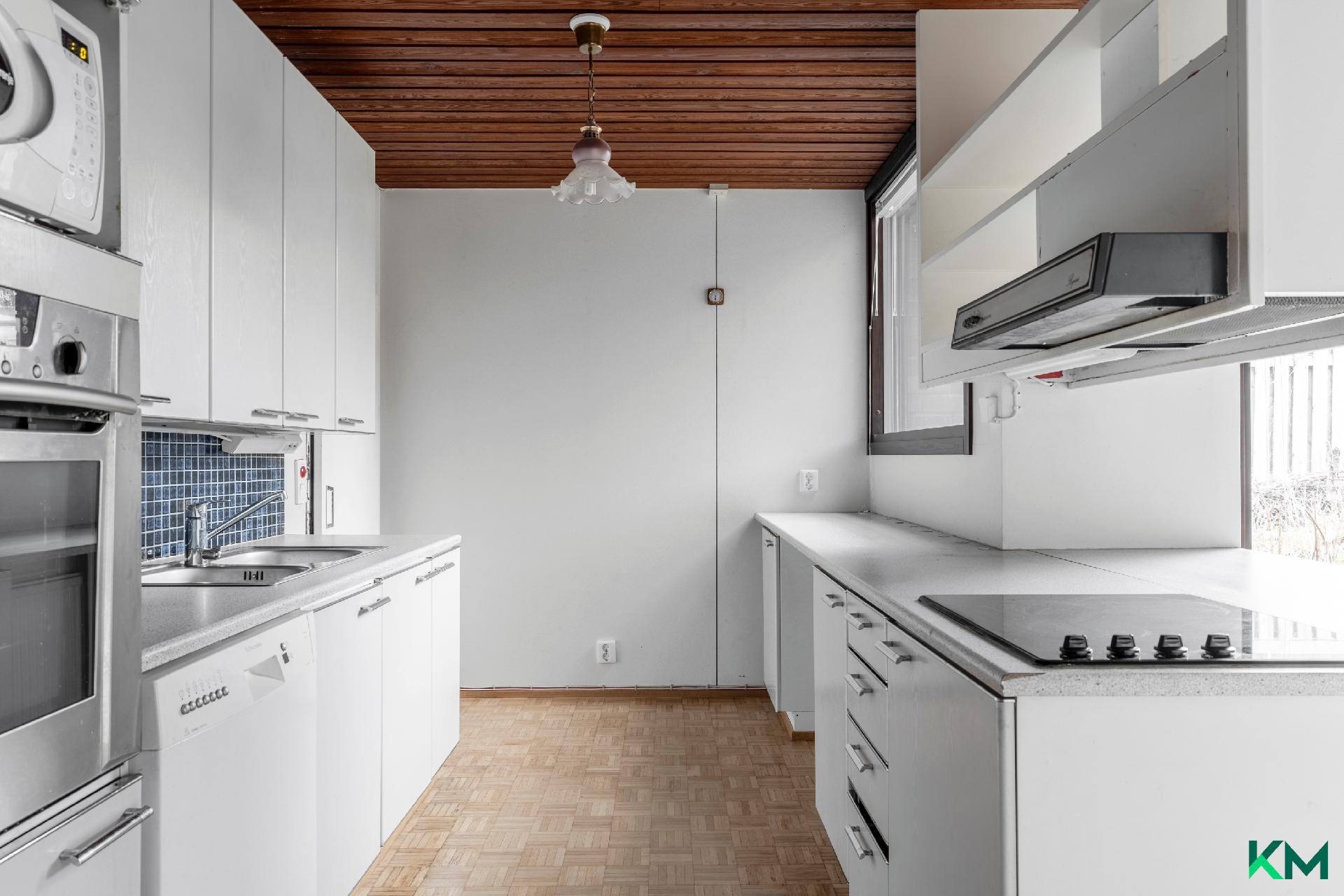 Keittiössä on hyvin kaappi- ja laskutilaa