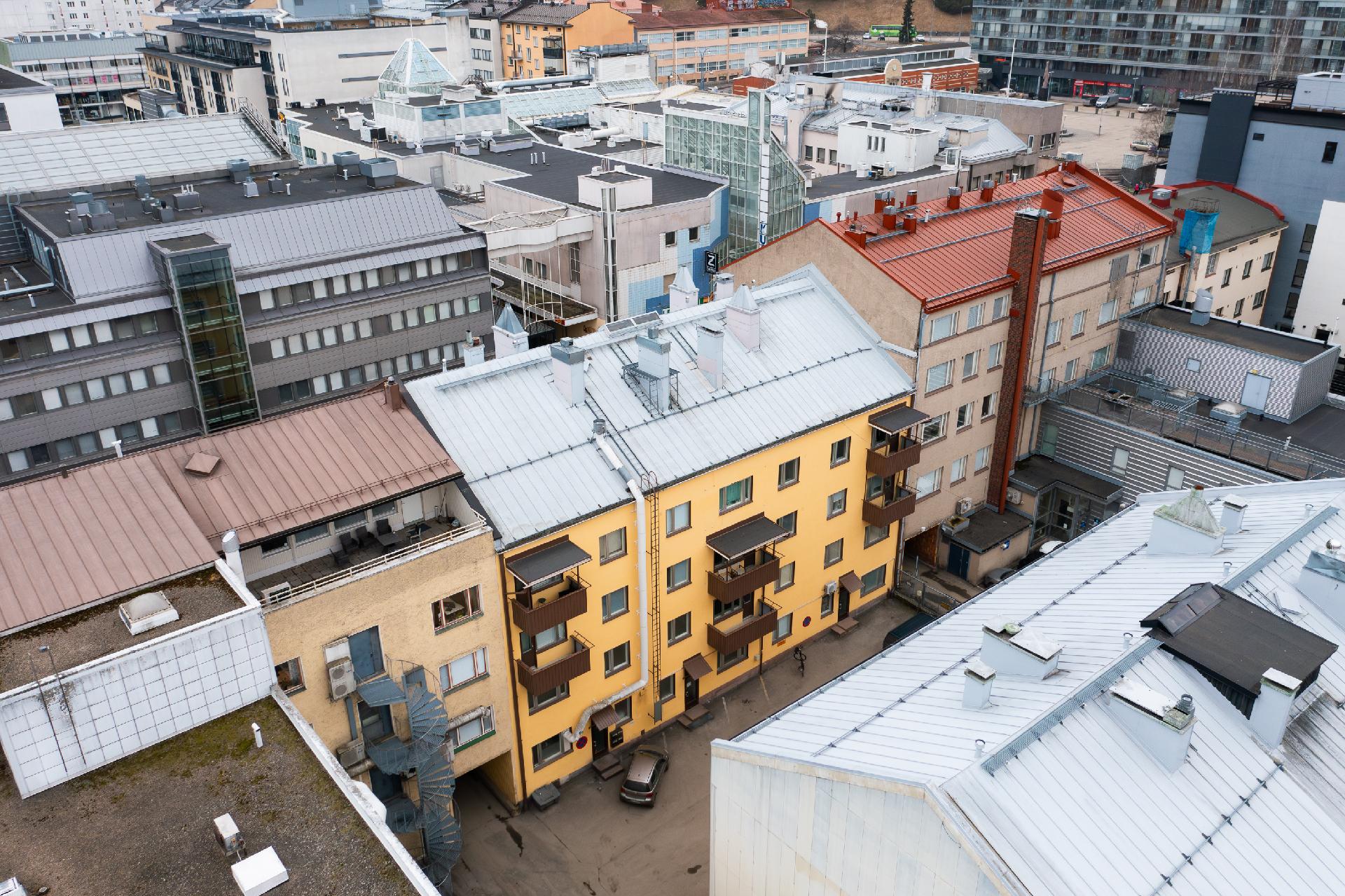 Talo sisäpihan puolelta