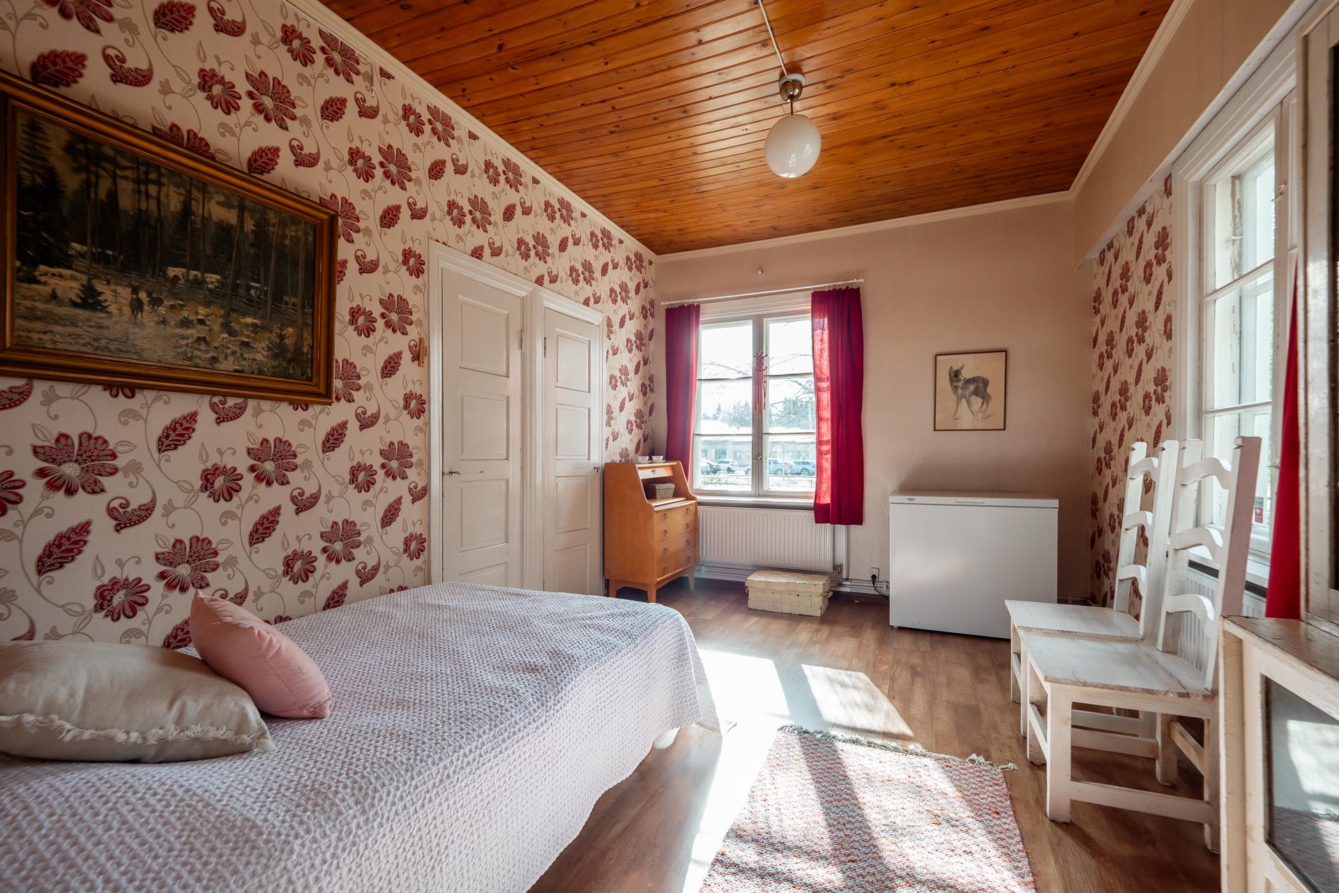 Alakerran toinen makuuhuon