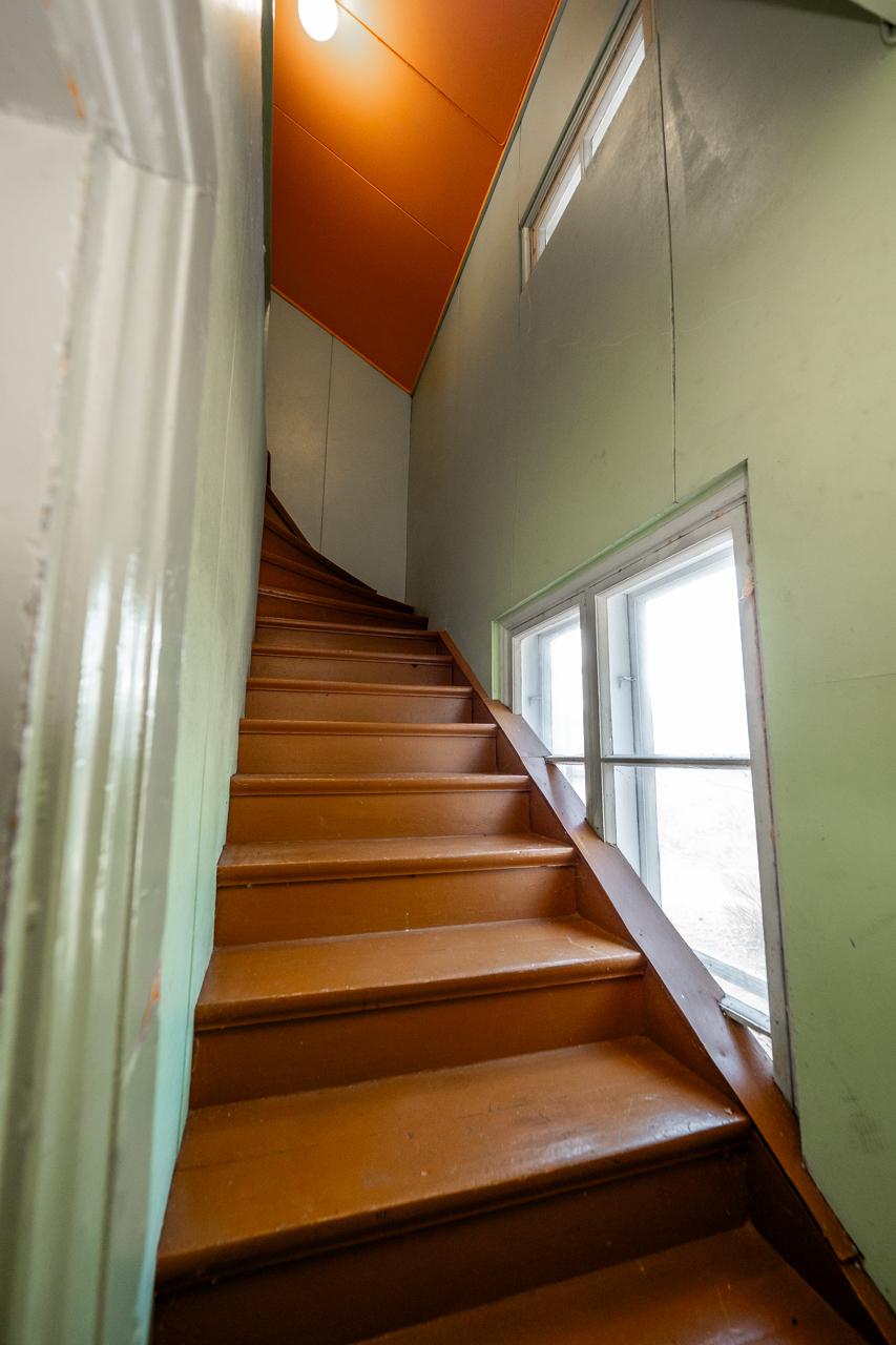 Keittiön läheisyydessä oleva portaikko yläkertaan