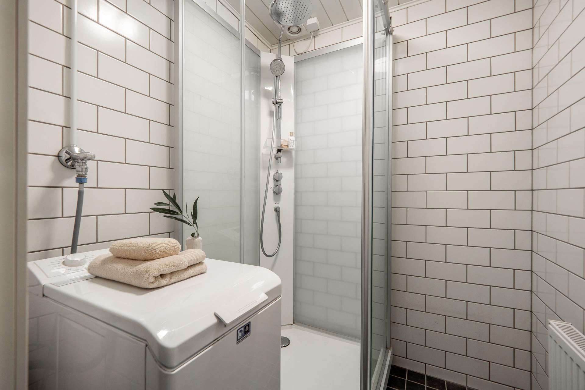 Kylpyhuone keittiön lähettyvillä