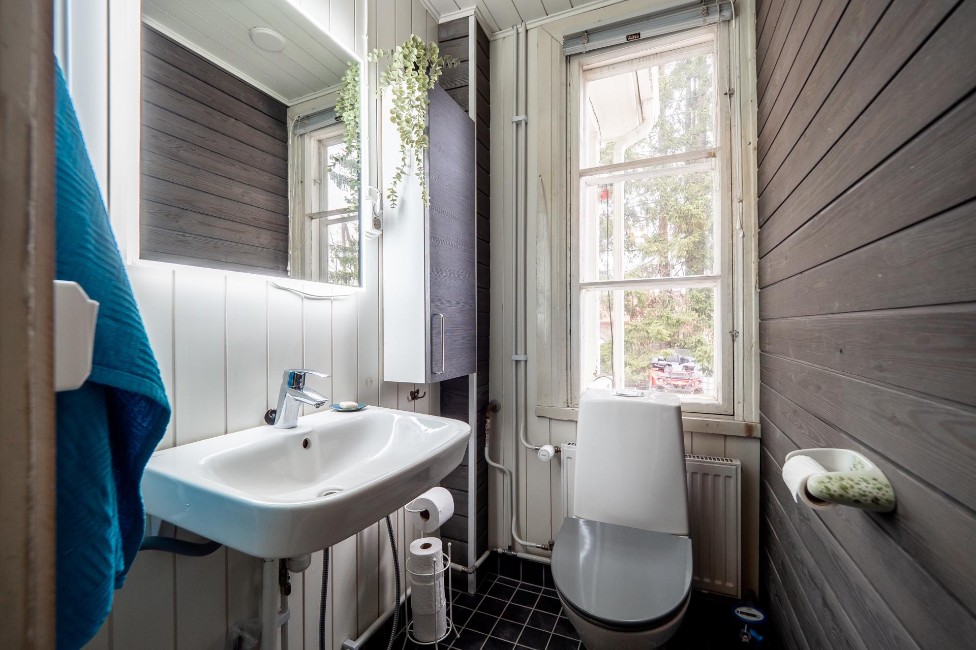 Wc kylpyhuoneen vieressä