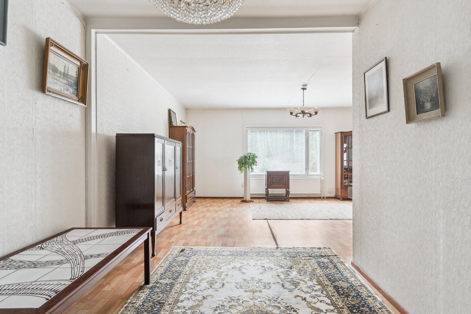 Näkymä ruokailutilasta olohuoneeseen