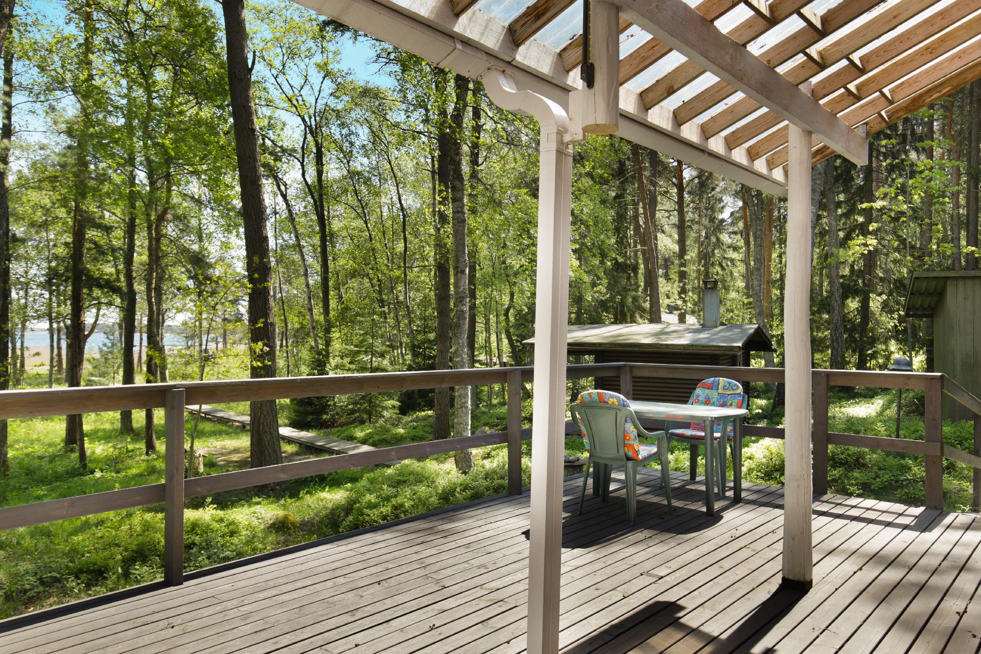 Avara terassi upeilla näkymillä