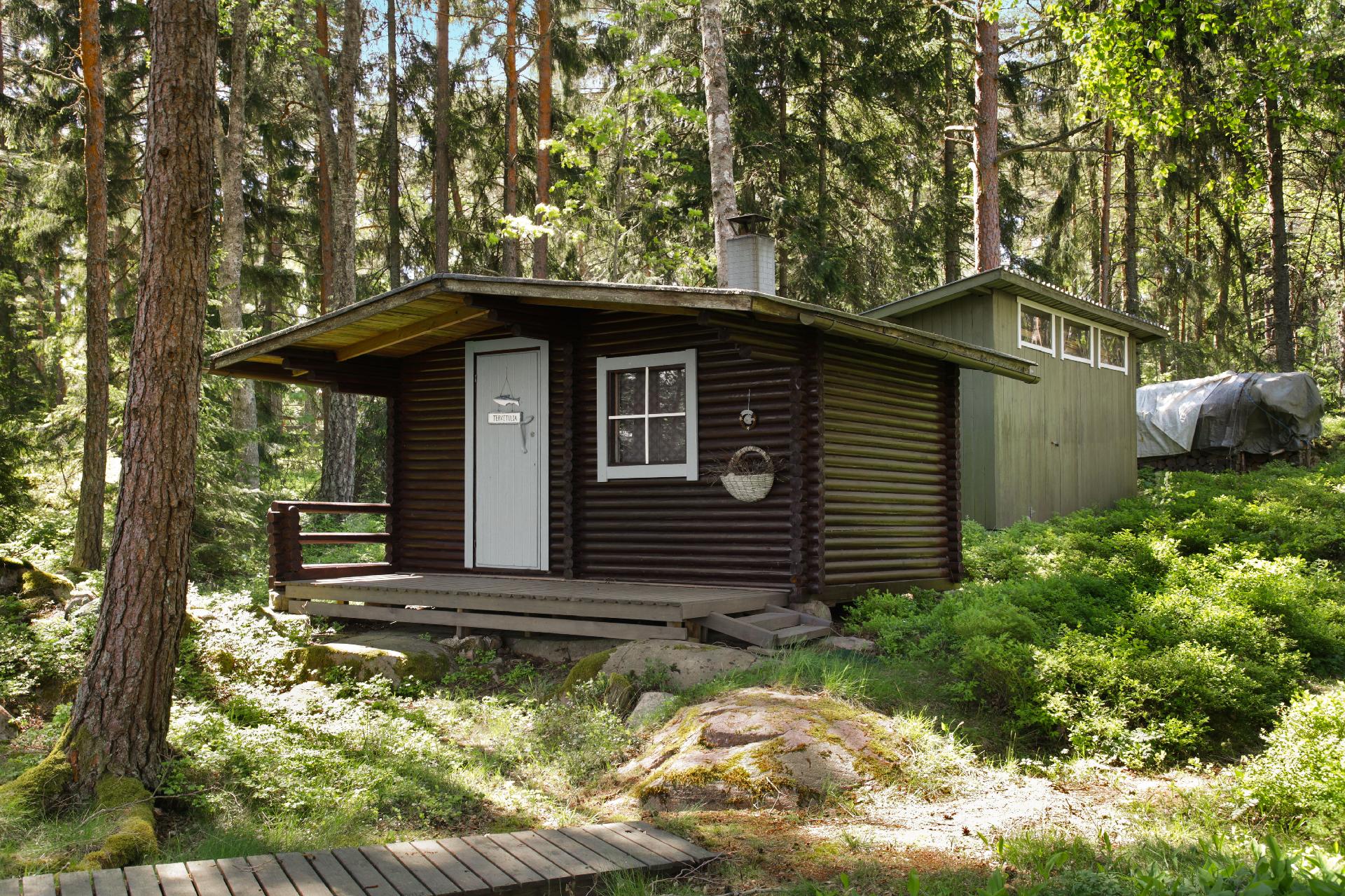 Vierasmökki ja varasto piha-alueella