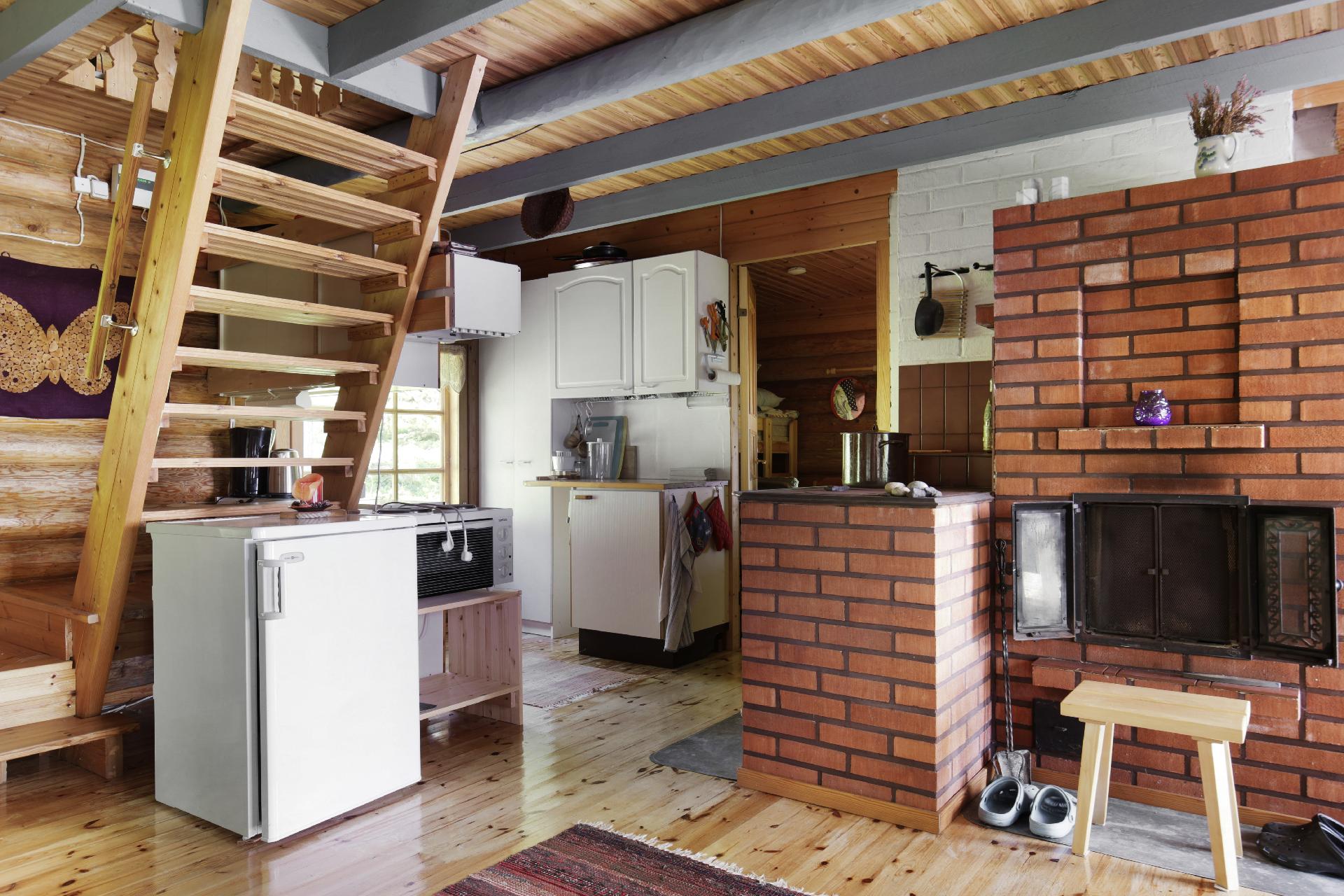 Tupakeittiössä varaava takka sekä leivinuuni