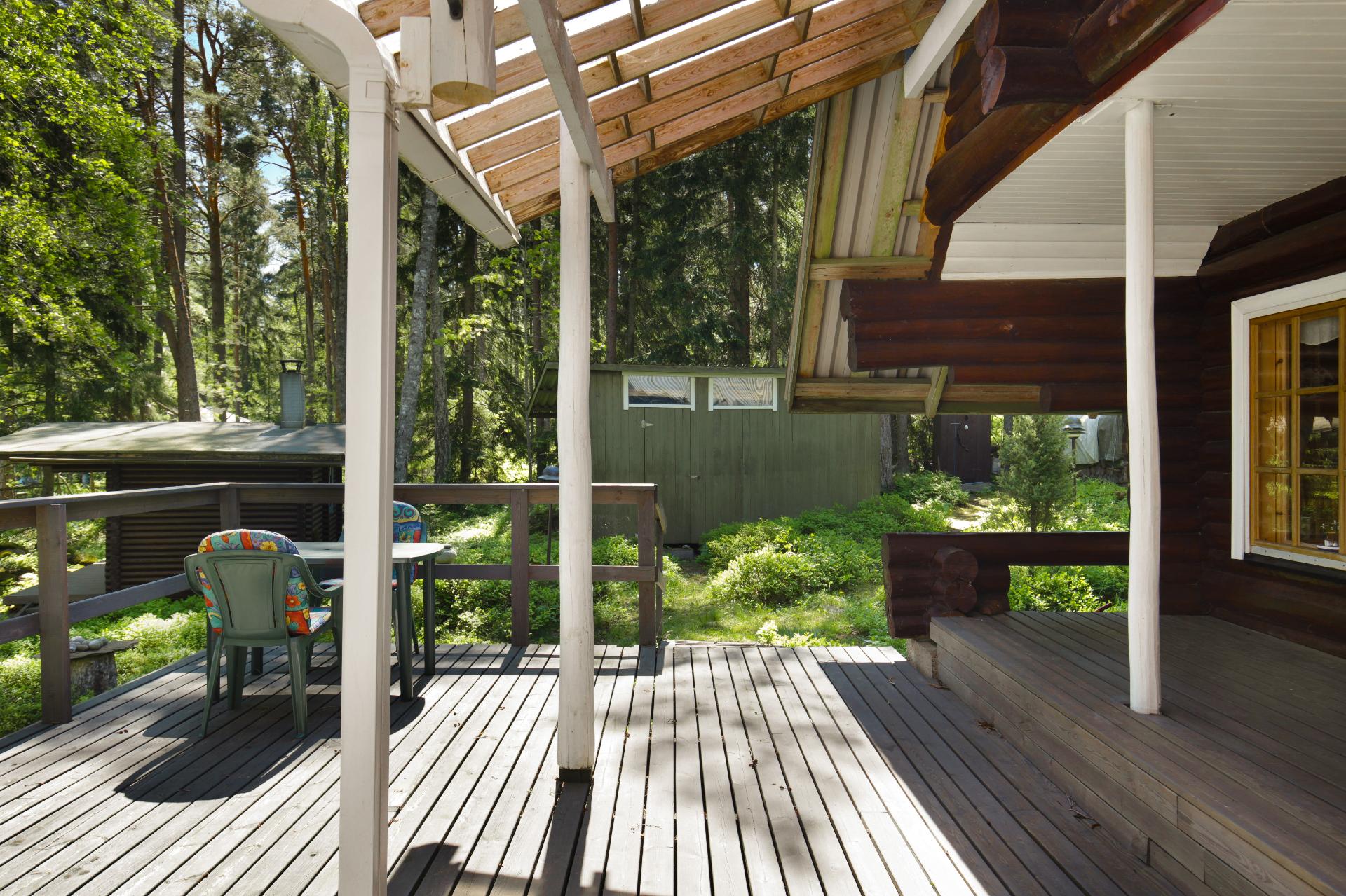 Osittain katettu avoterassi