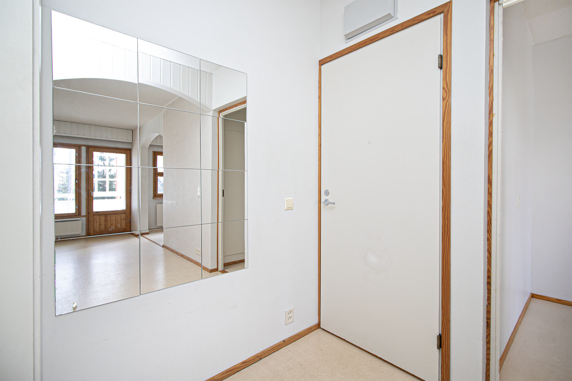 avara eteinen - käynti kylpyhuoneeseen