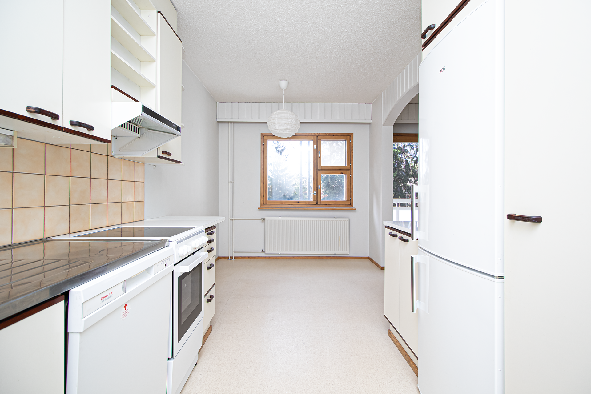 keittiössä hyvin kaappitilaa