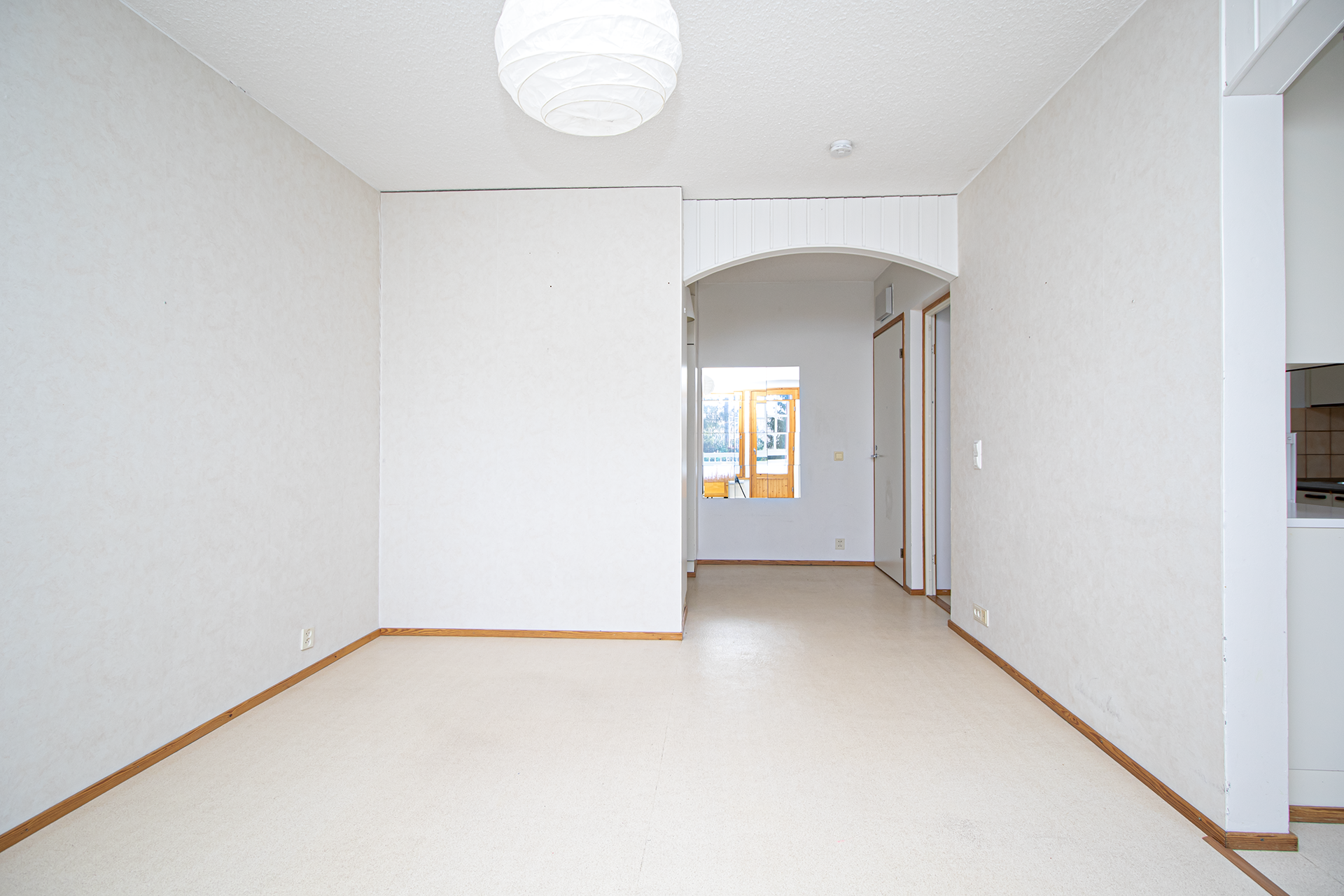 kuva olohuoneesta eteiseen päin