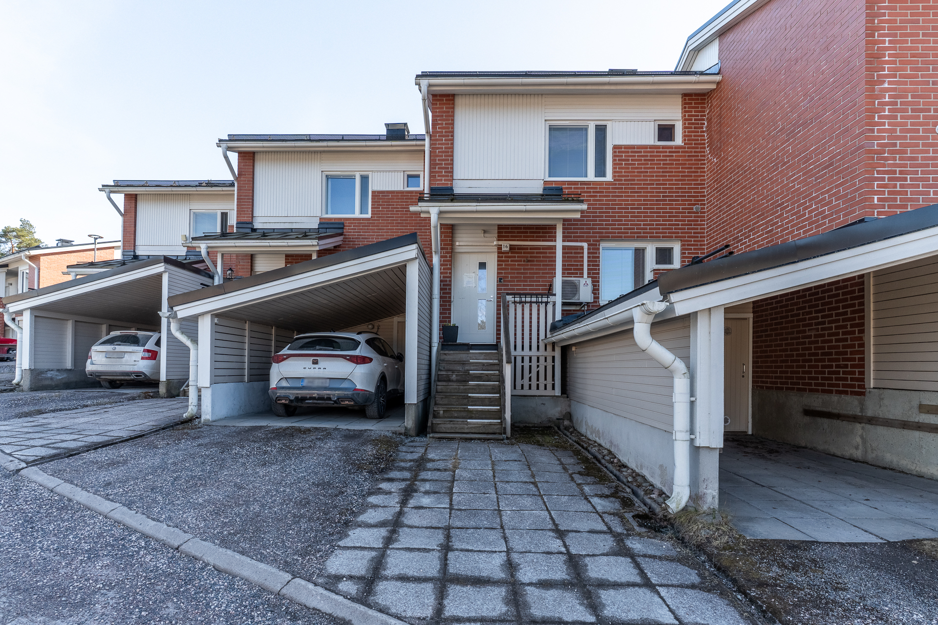 Asuntoon kuuluu autokatos