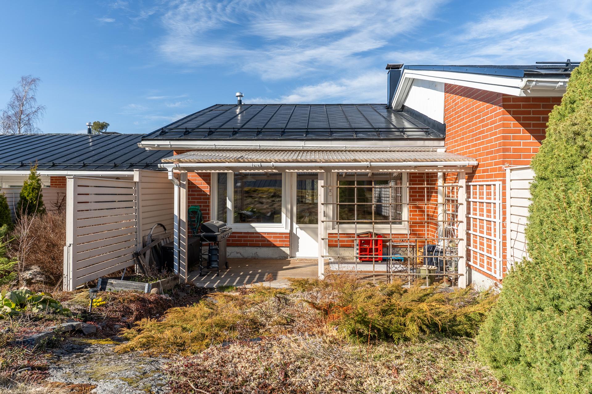 Terassi ja kauniin kallioinen takapiha