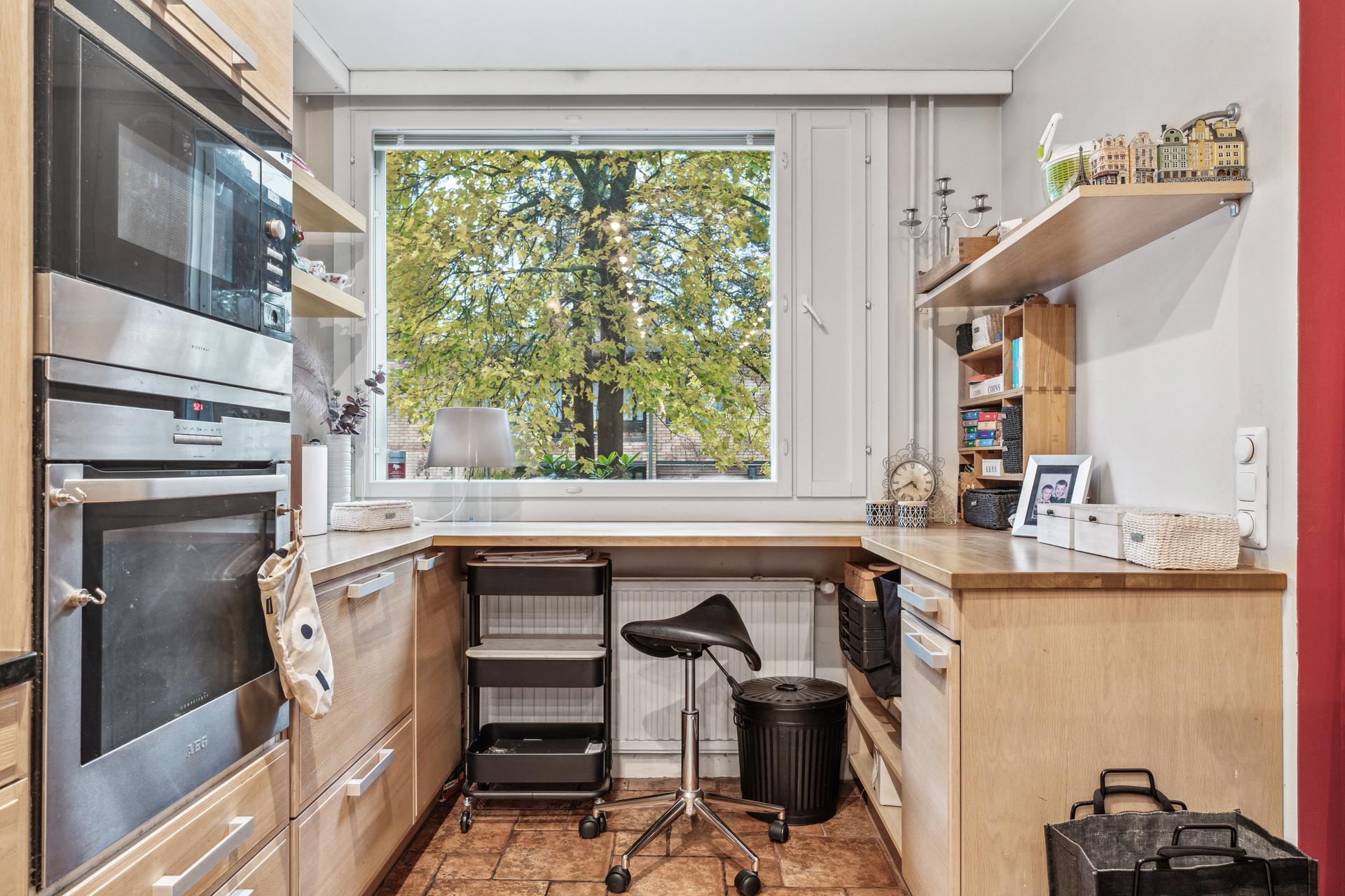 Myös tähän nurkkaan voit sijoittaa työpisteen