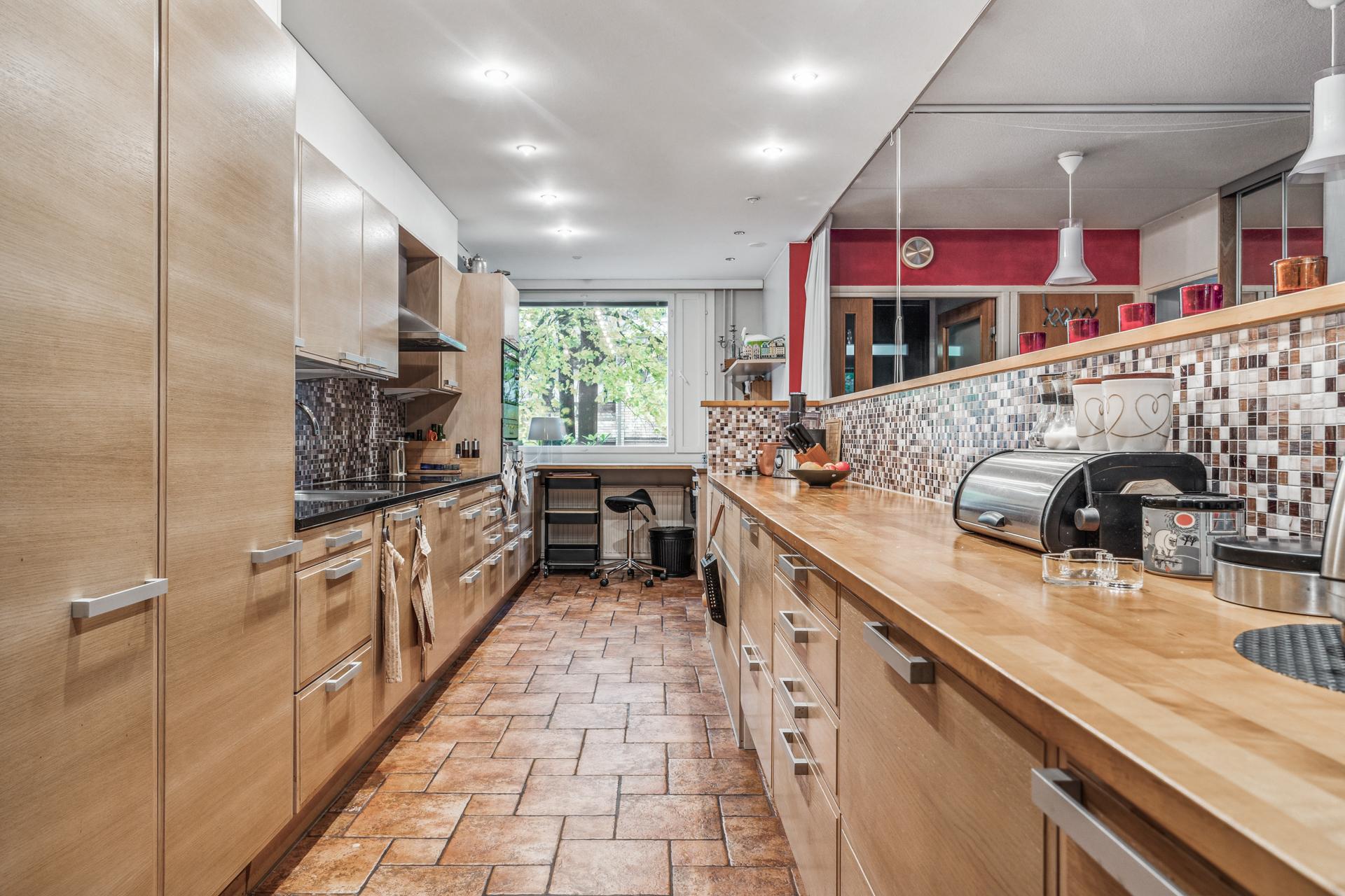 Keittiössä paljon säilytystilaa