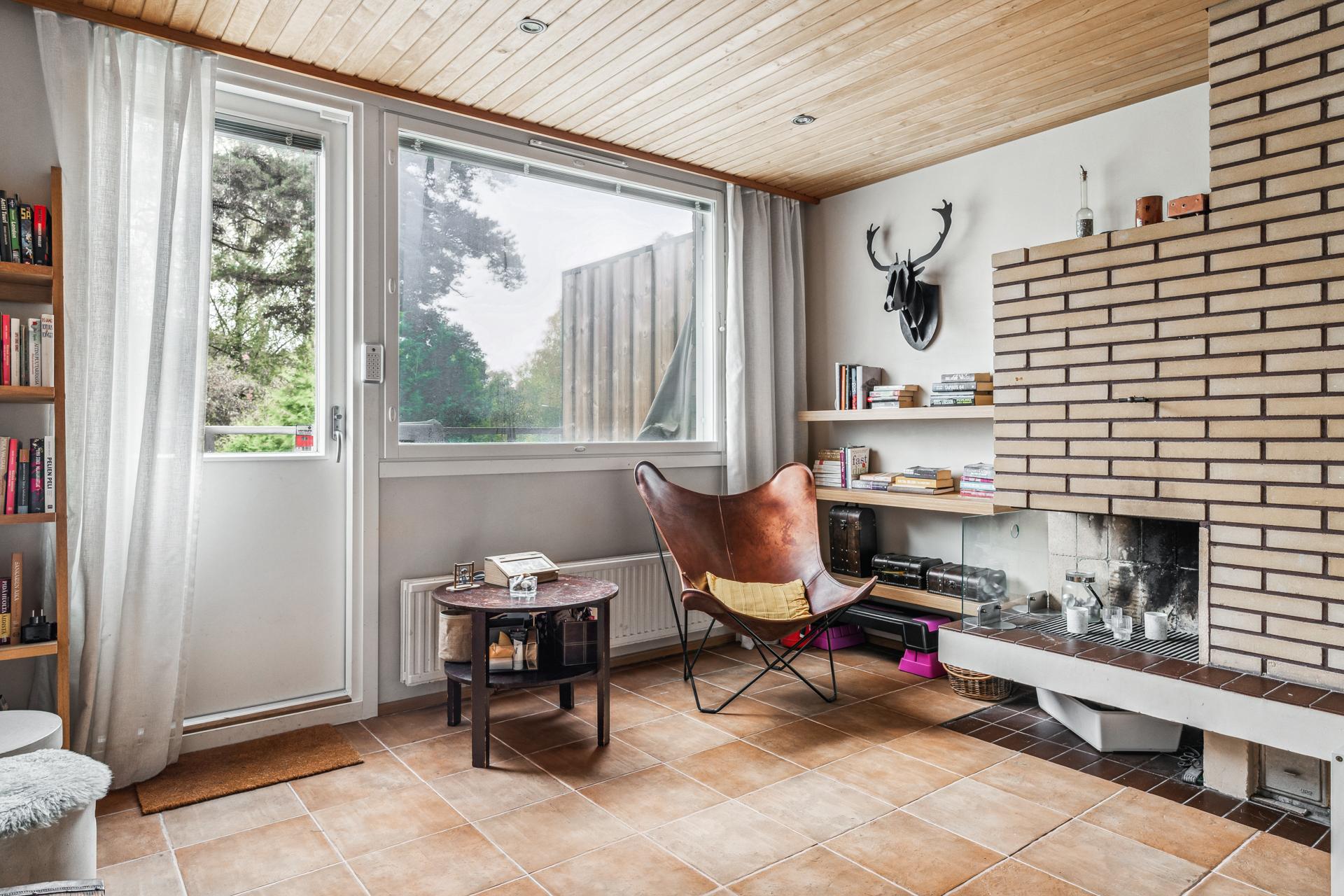 Takkahuone josta käynti parvekkeelle