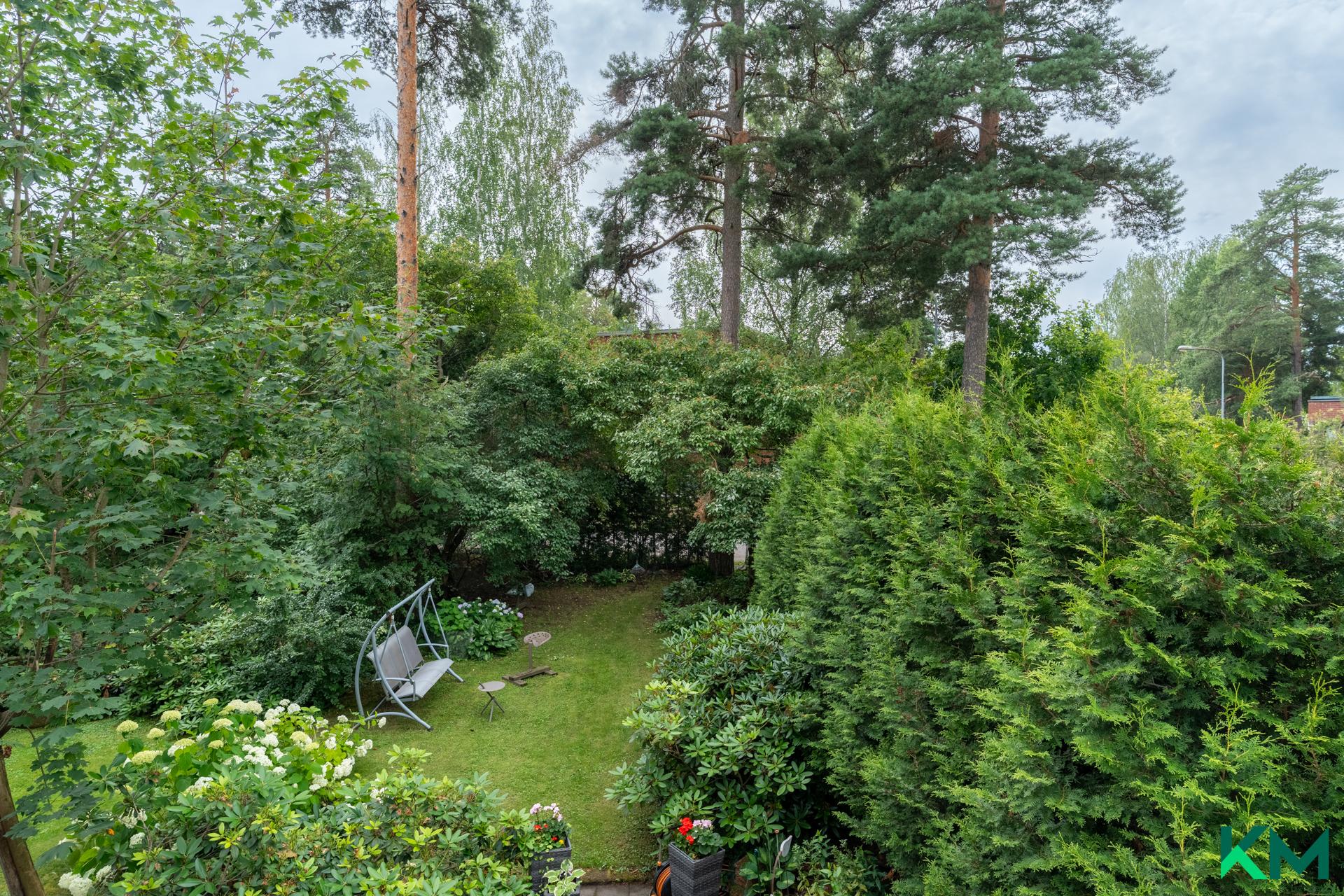 Näkymä parvekkeelta omalle pihalle