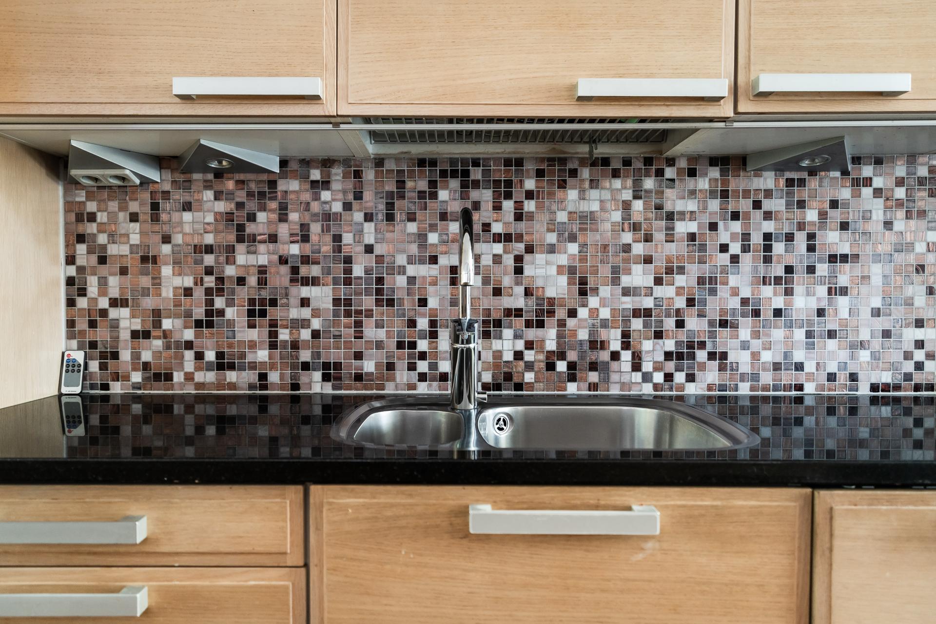 Kaunis mosaiikkikaakeli sopii Puustellin värisävyyn