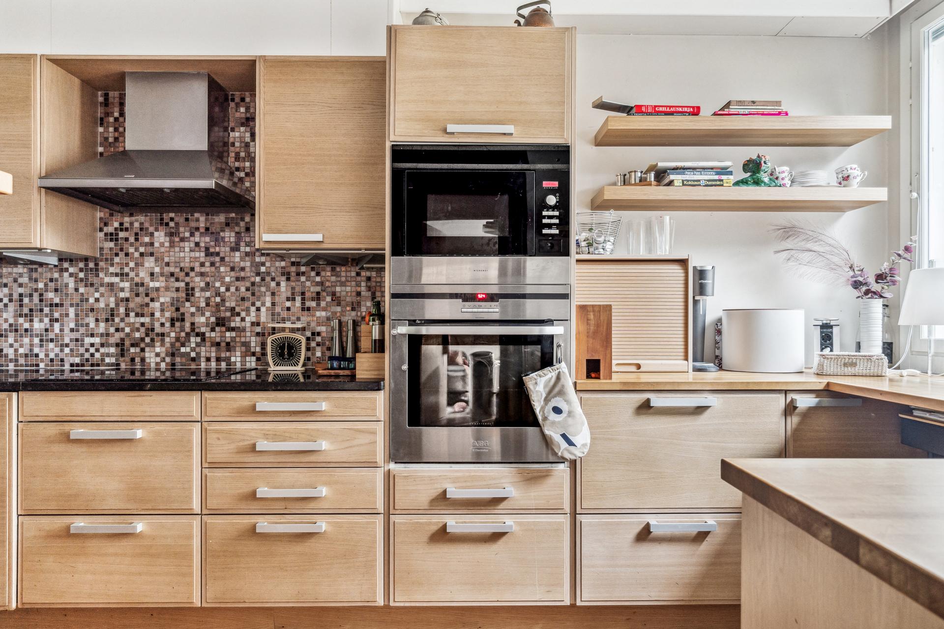 Uuni ja mikro kätevästi päällekkäin