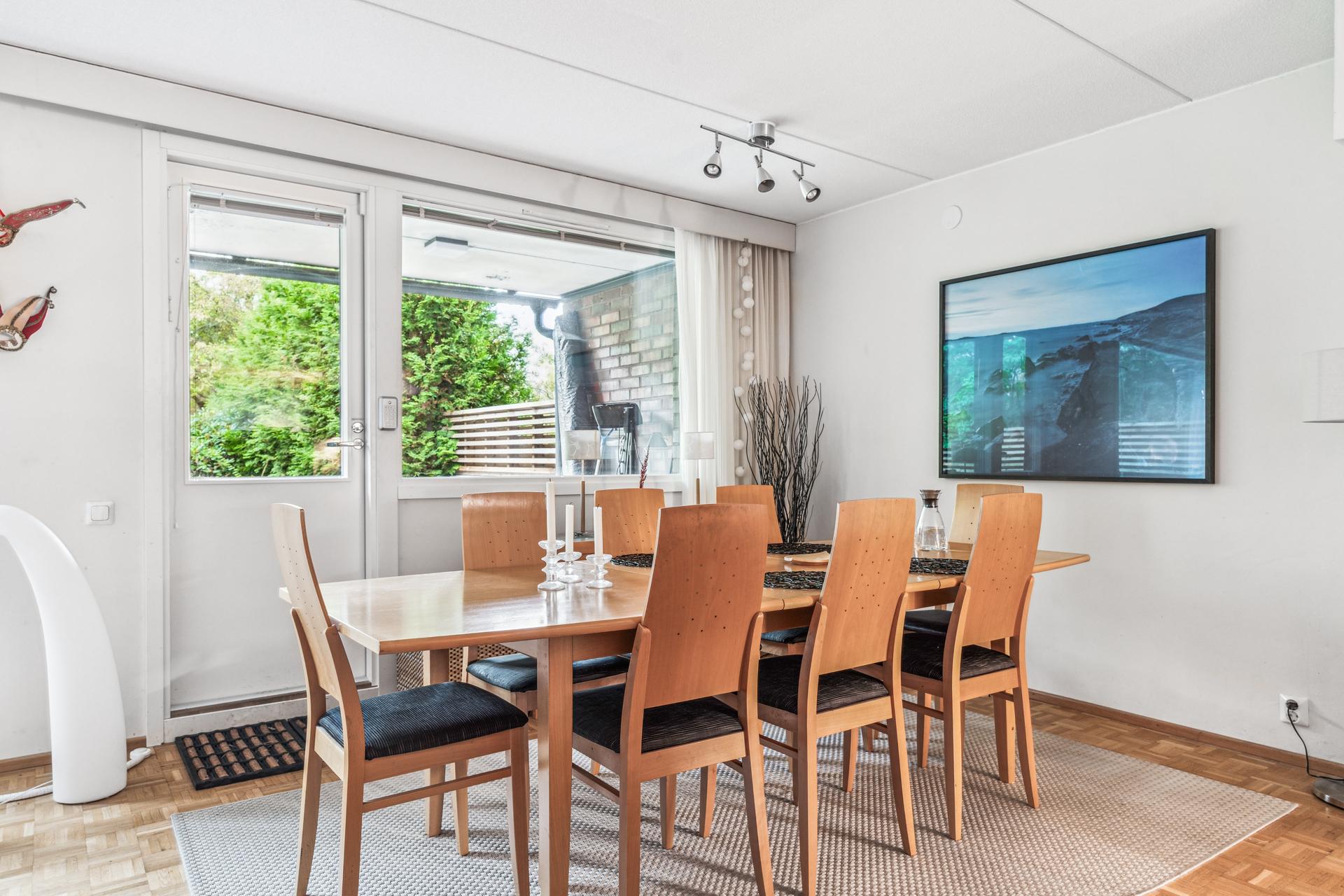 Ruokailutilaan mahtuu reilun kokoinen pöytä