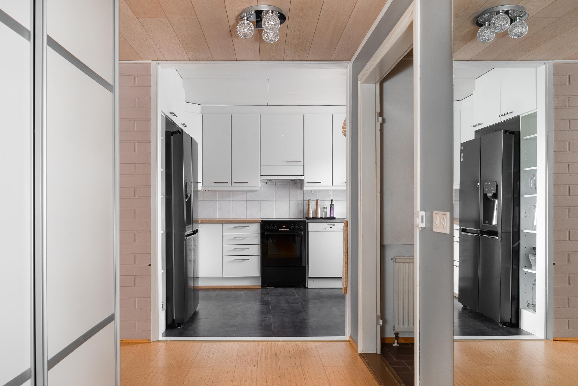 Eteisaulasta keittiöön päin