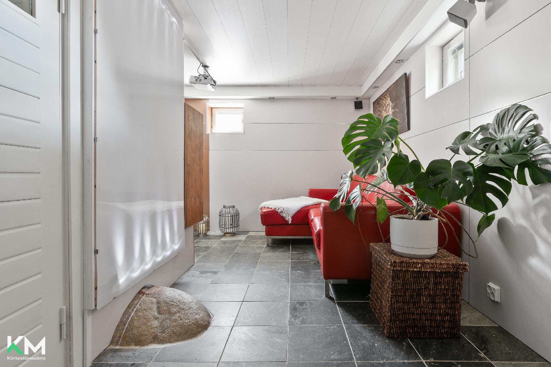 Kellarikerroksen harrastehuone