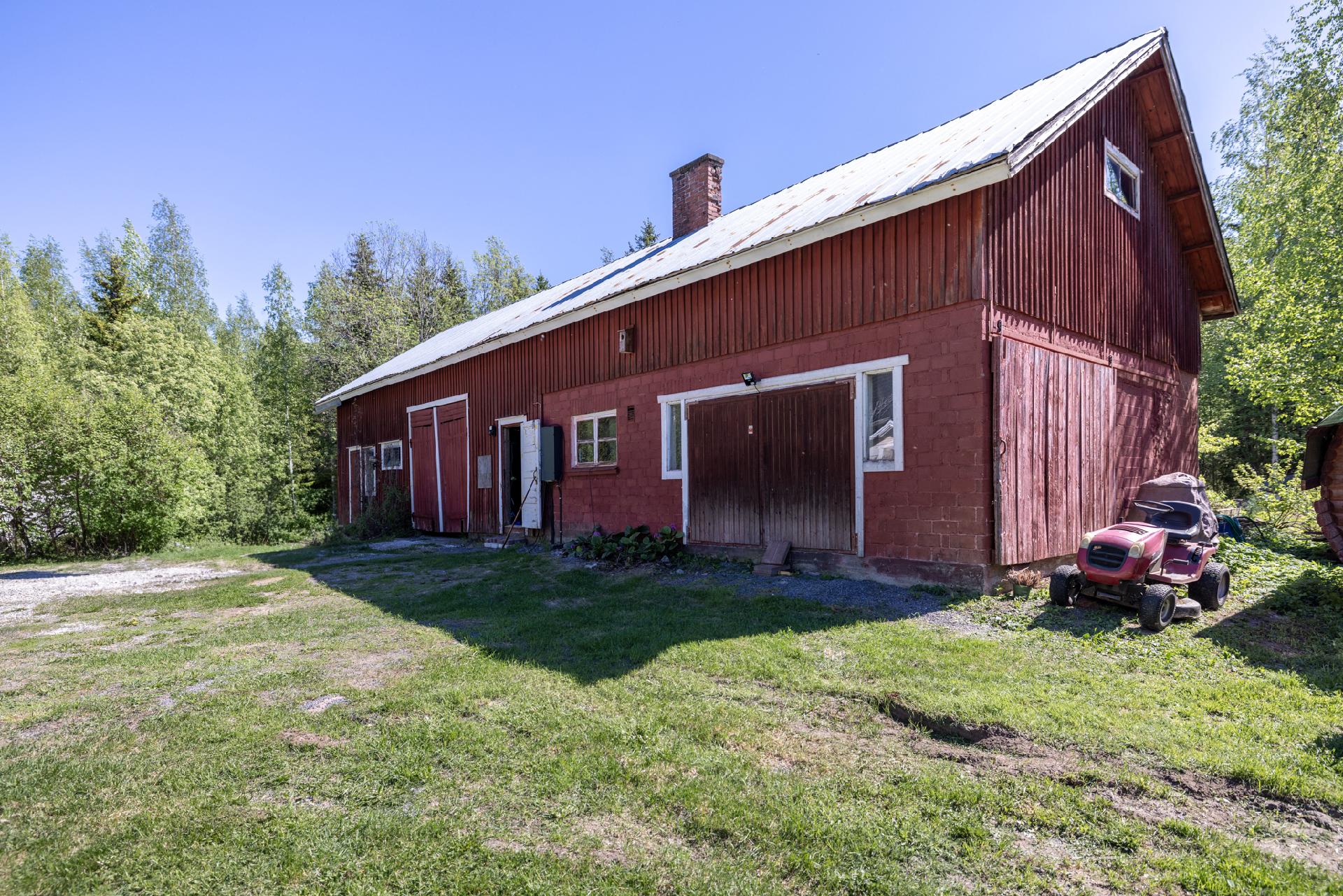 Pihalla vanha navetta