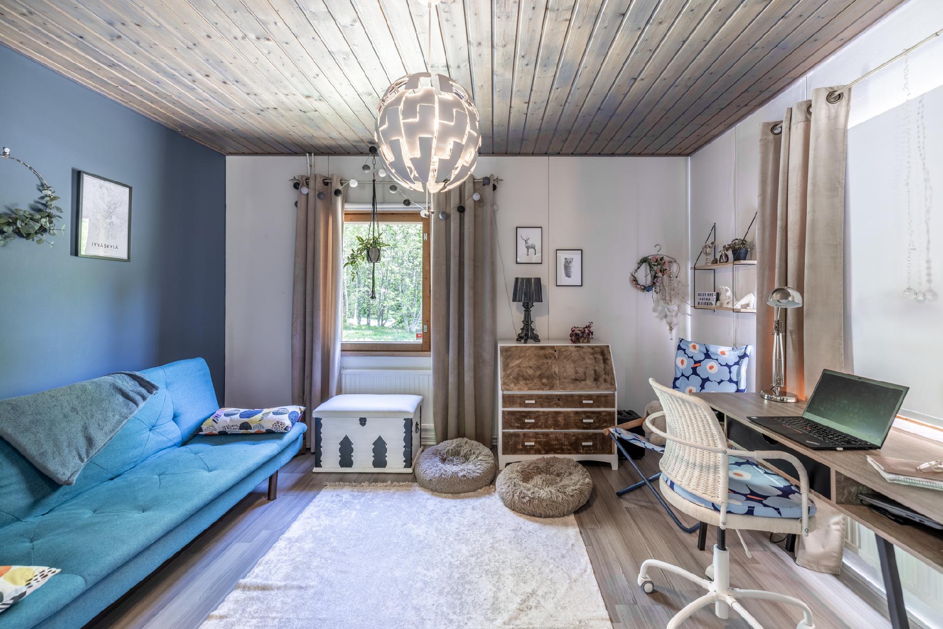 Alakerran toinen makuuhuone toimii hyvin etätyöpisteenä